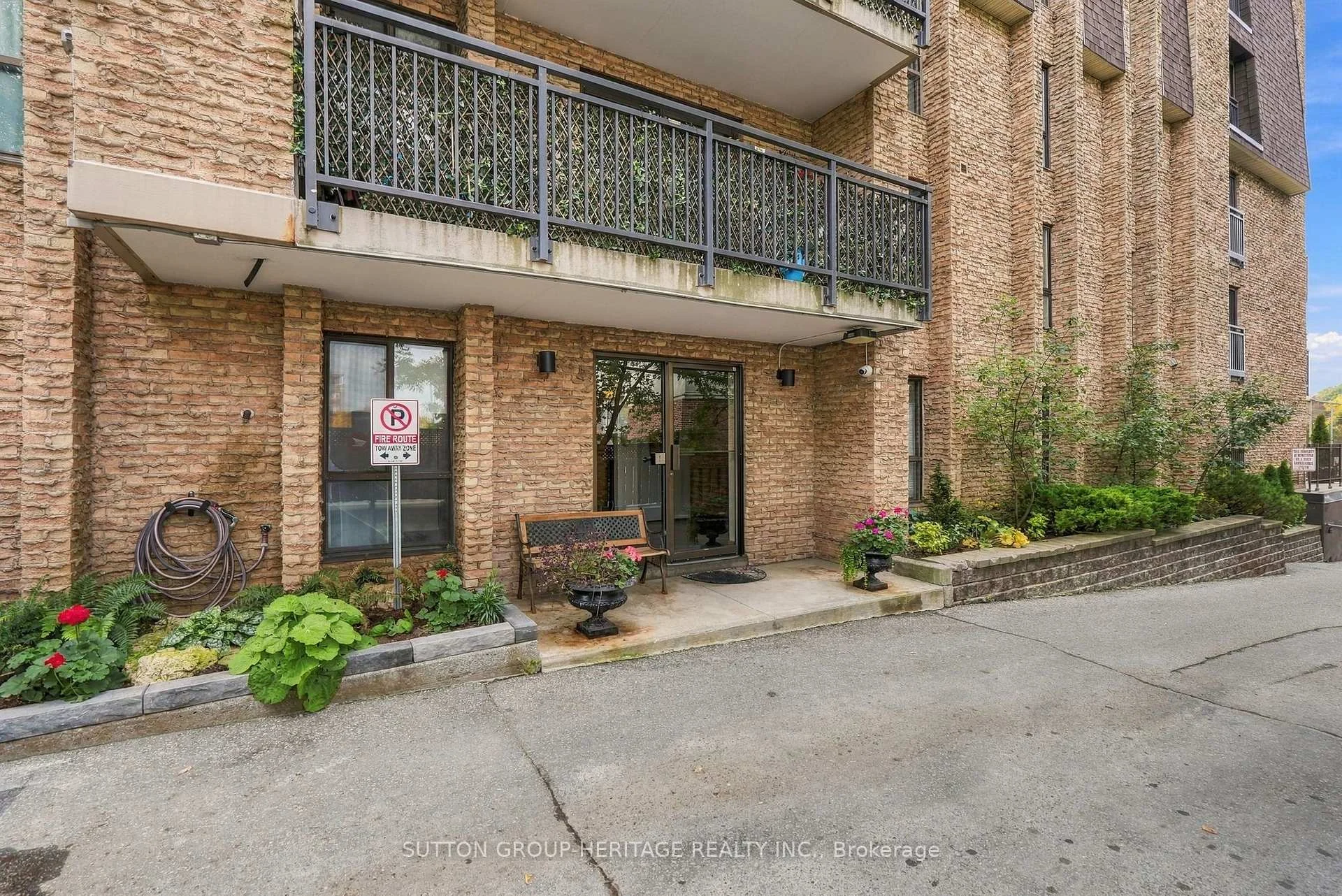 Photo 10 of Unit 406, 15390 Yonge Street, Aurora, Aurora Village — HOMEH