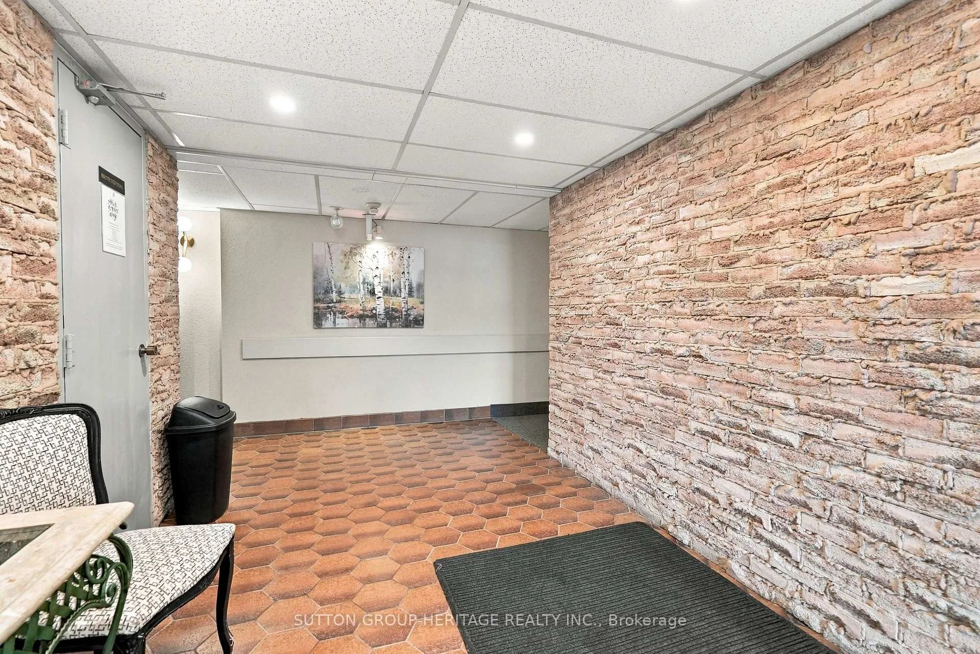 Photo 11 of Unit 406, 15390 Yonge Street, Aurora, Aurora Village — HOMEH