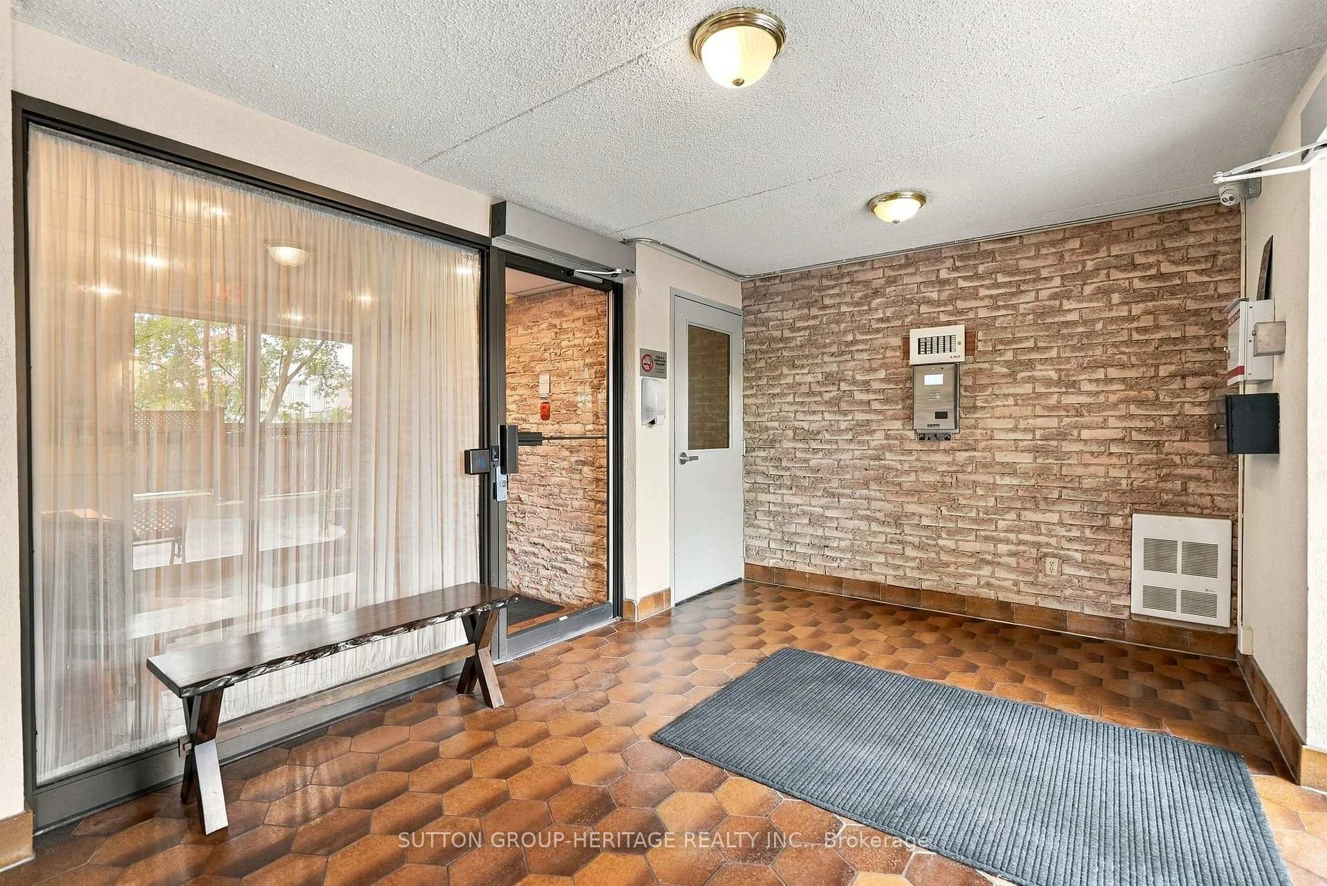 Photo 12 of Unit 406, 15390 Yonge Street, Aurora, Aurora Village — HOMEH