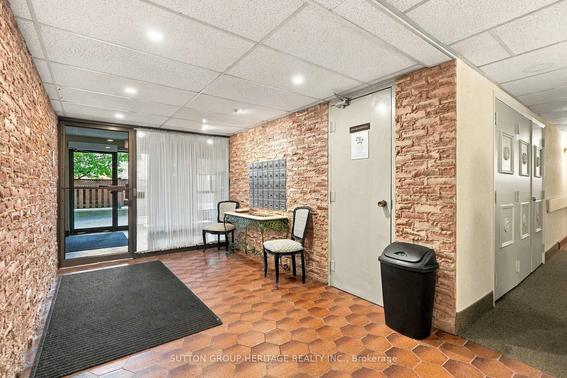 Photo 14 of Unit 406, 15390 Yonge Street, Aurora, Aurora Village — HOMEH