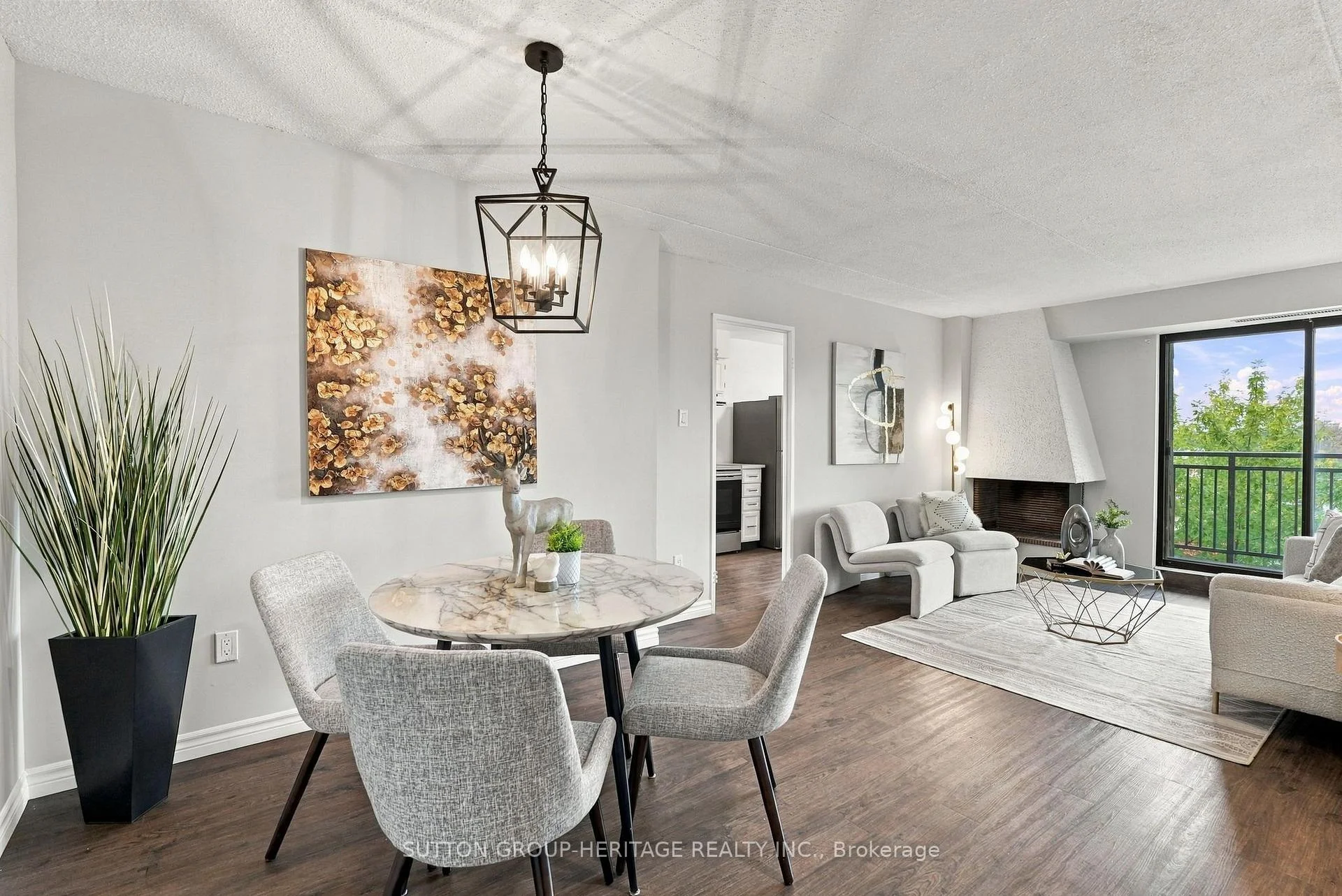 Photo 16 of Unit 406, 15390 Yonge Street, Aurora, Aurora Village — HOMEH