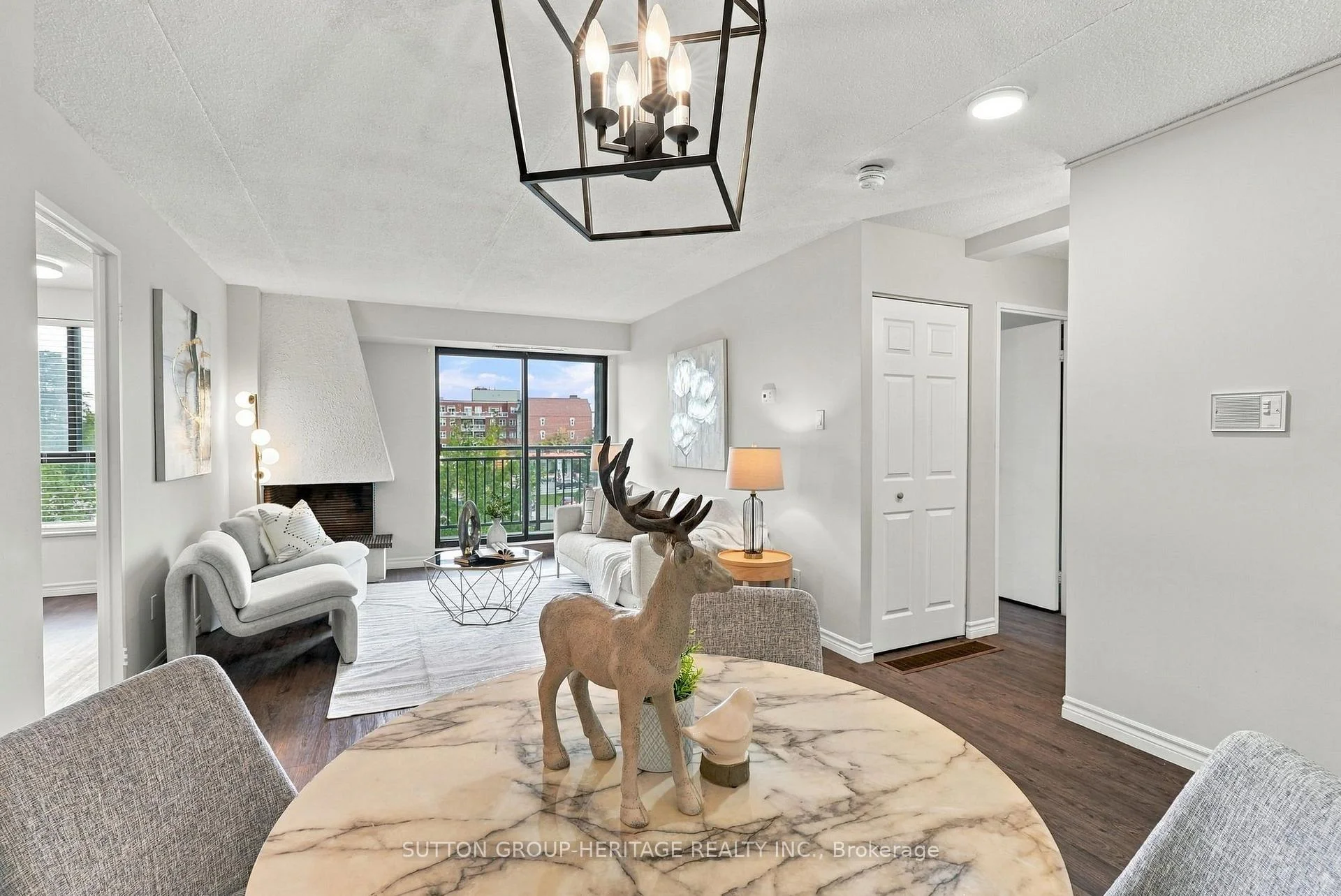 Photo 17 of Unit 406, 15390 Yonge Street, Aurora, Aurora Village — HOMEH