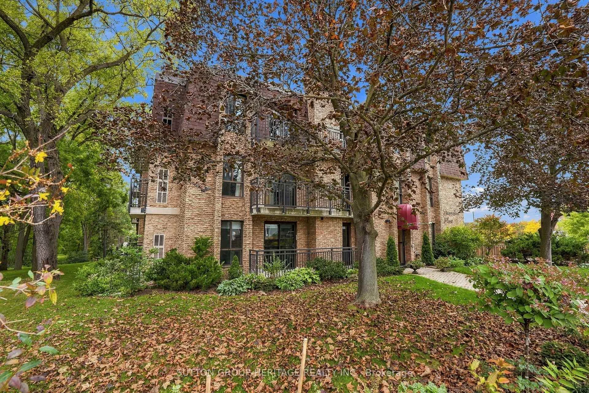 Photo 2 of Unit 406, 15390 Yonge Street, Aurora, Aurora Village — HOMEH