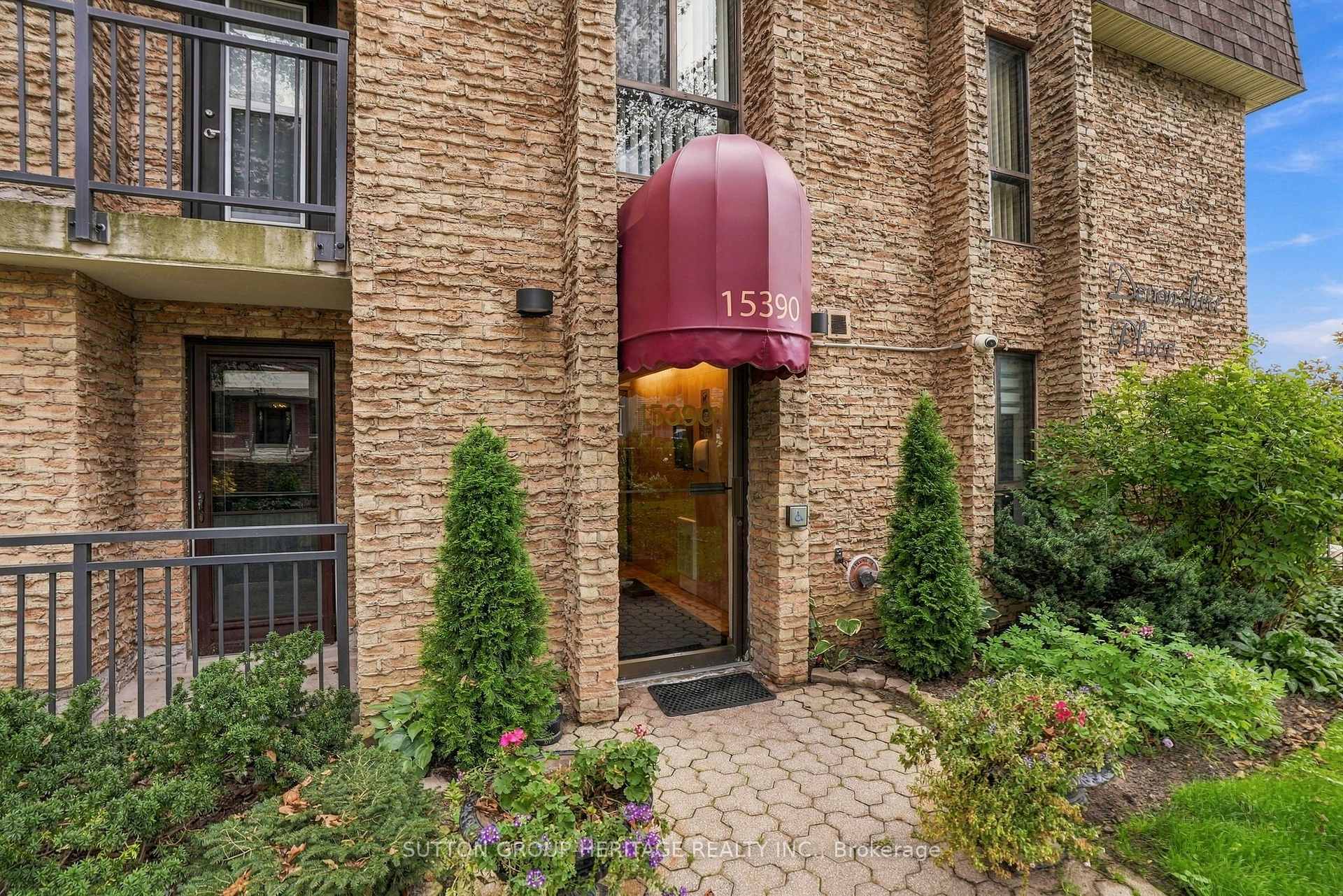 Photo 4 of Unit 406, 15390 Yonge Street, Aurora, Aurora Village — HOMEH