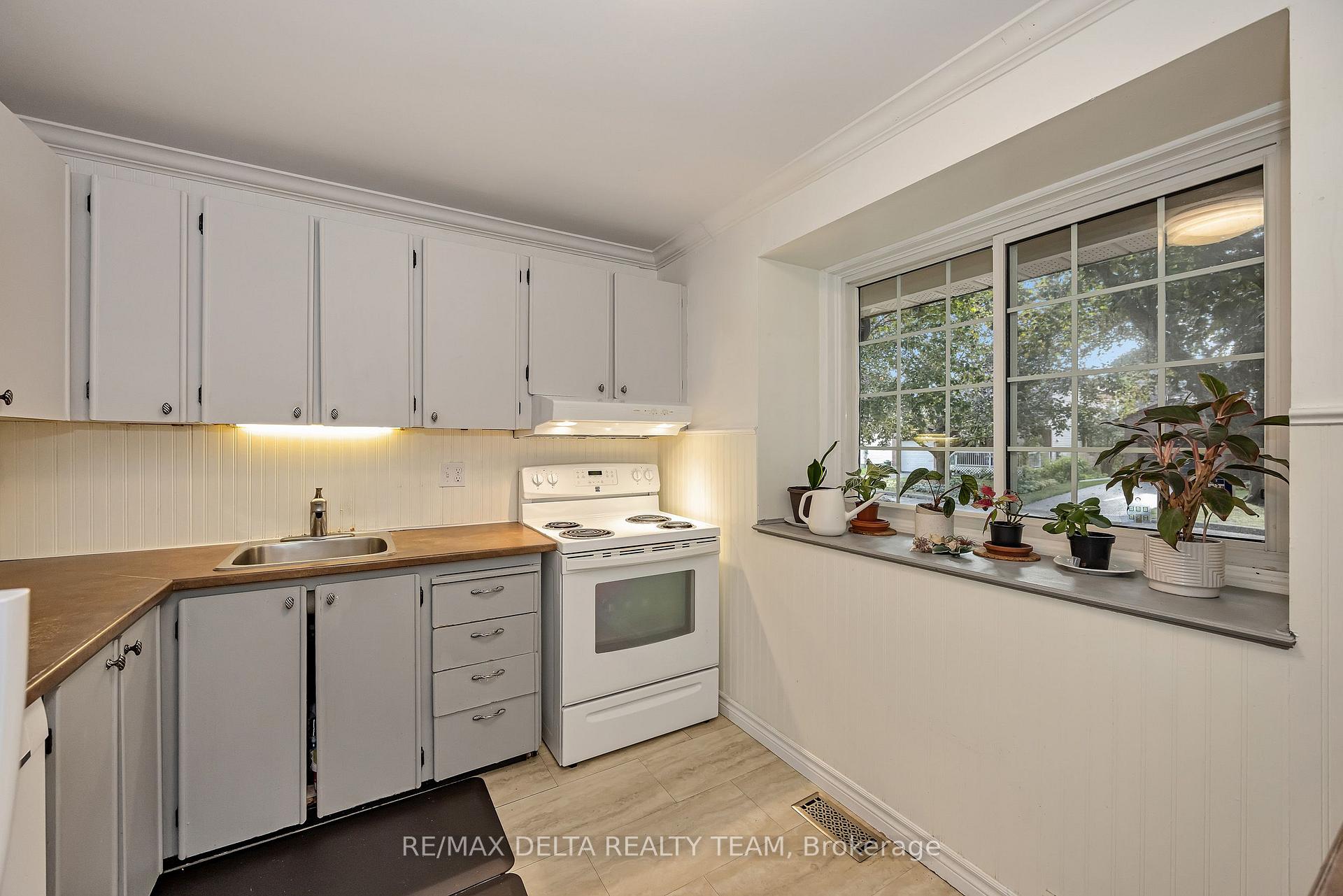 Photo 13 of 435 Duvernay Drive, Ottawa, Queenswood Heights South — HOMEH
