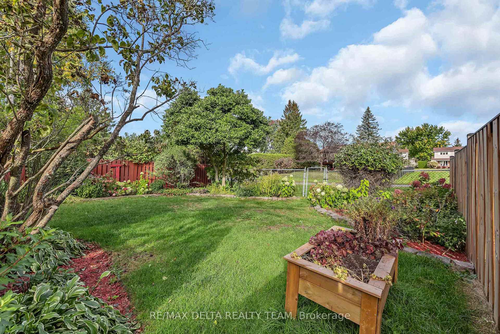 Photo 39 of 435 Duvernay Drive, Ottawa, Queenswood Heights South — HOMEH