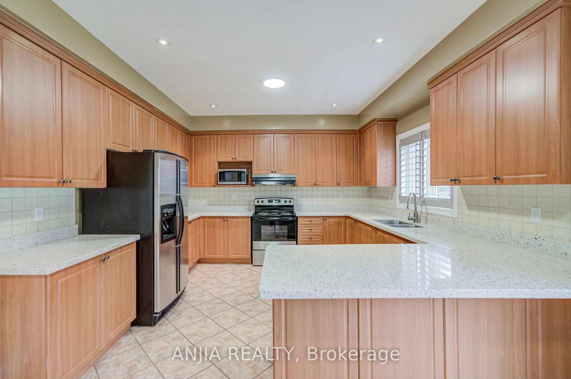 Photo 24 of 23 Ayhart Street E, Markham, Wismer — HOMEH