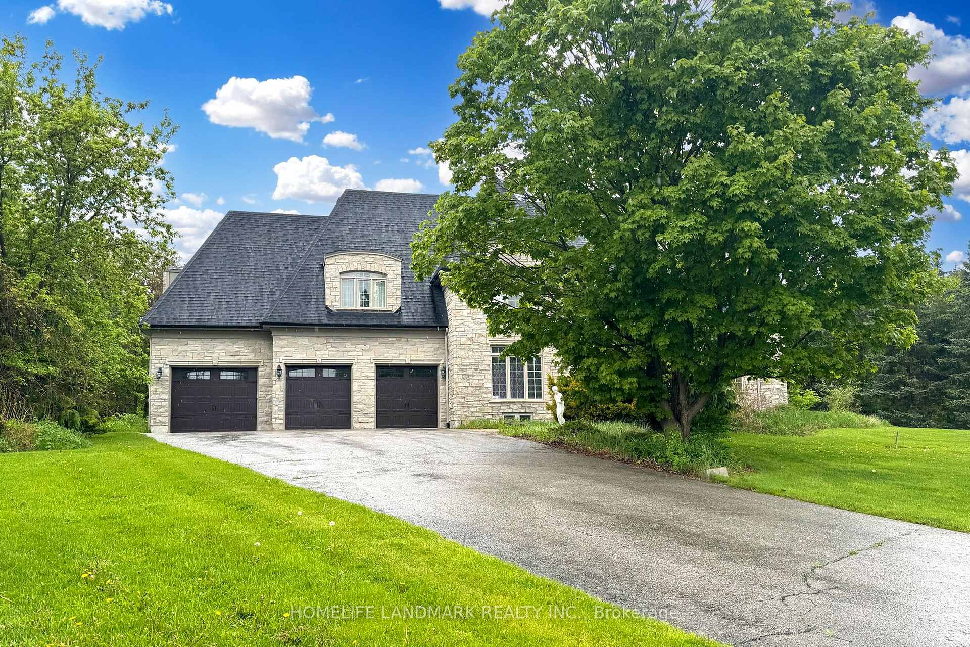 Photo 2 of 19 Wolf Run Court, Whitchurch-Stouffville, Rural Whitchurch-Stouffville — HOMEH