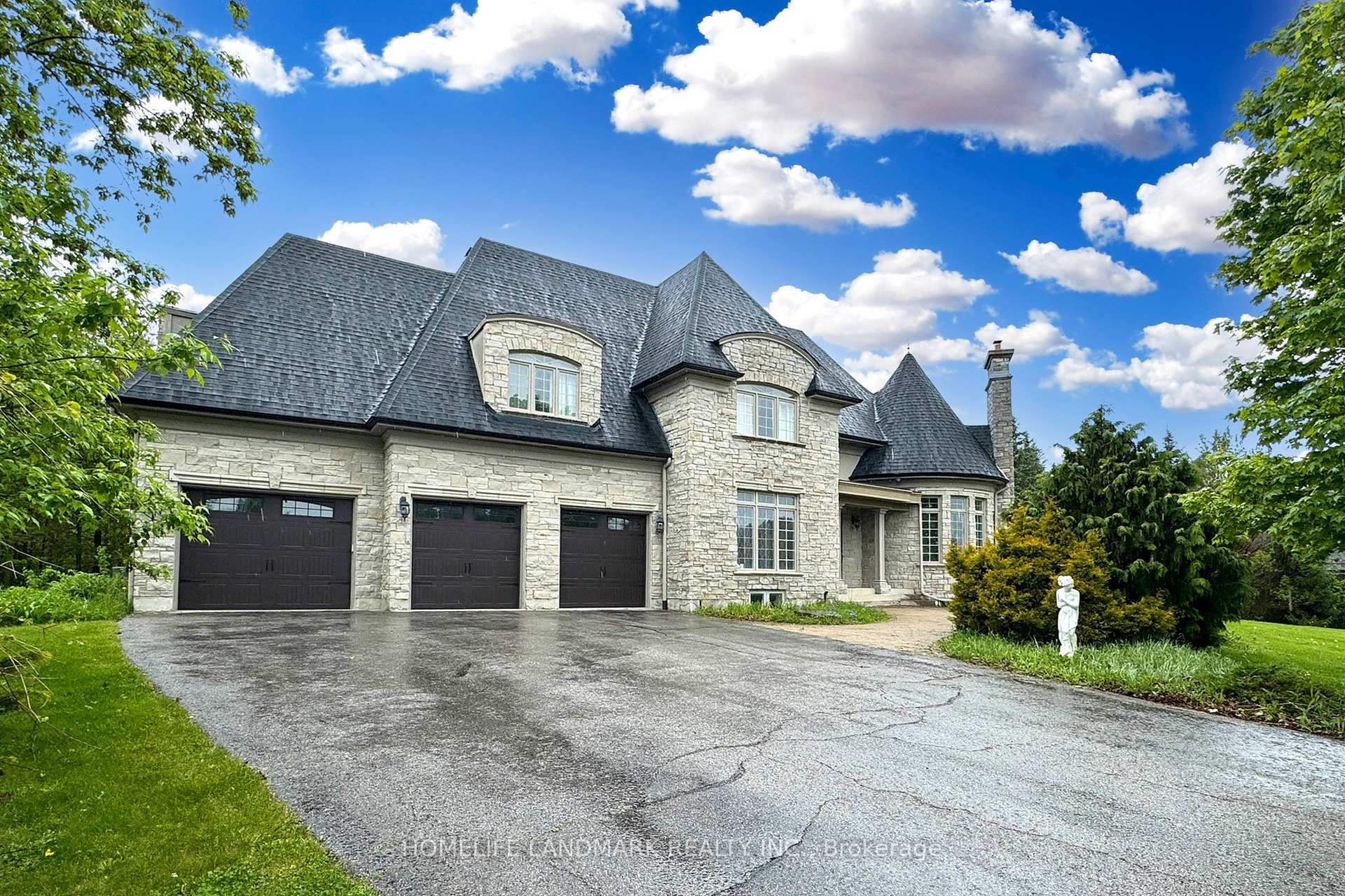 Photo 3 of 19 Wolf Run Court, Whitchurch-Stouffville, Rural Whitchurch-Stouffville — HOMEH