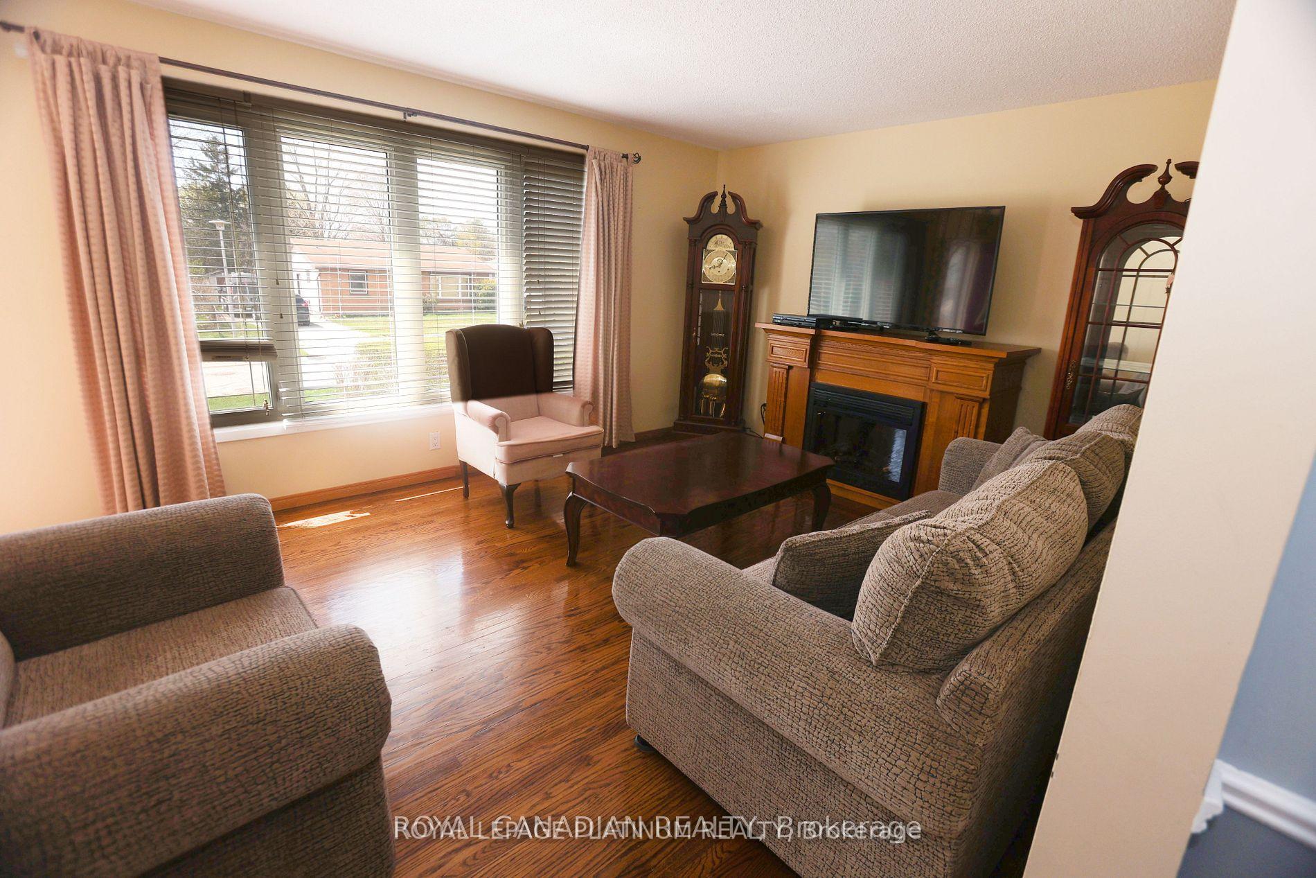 Photo 10 of 77 Culver Crescent, London, East H — HOMEH