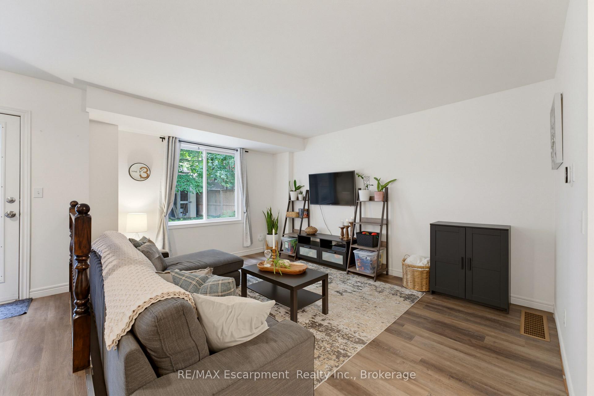 Photo 11 of 62 Potters Way, Woodstock, Woodstock - South — HOMEH