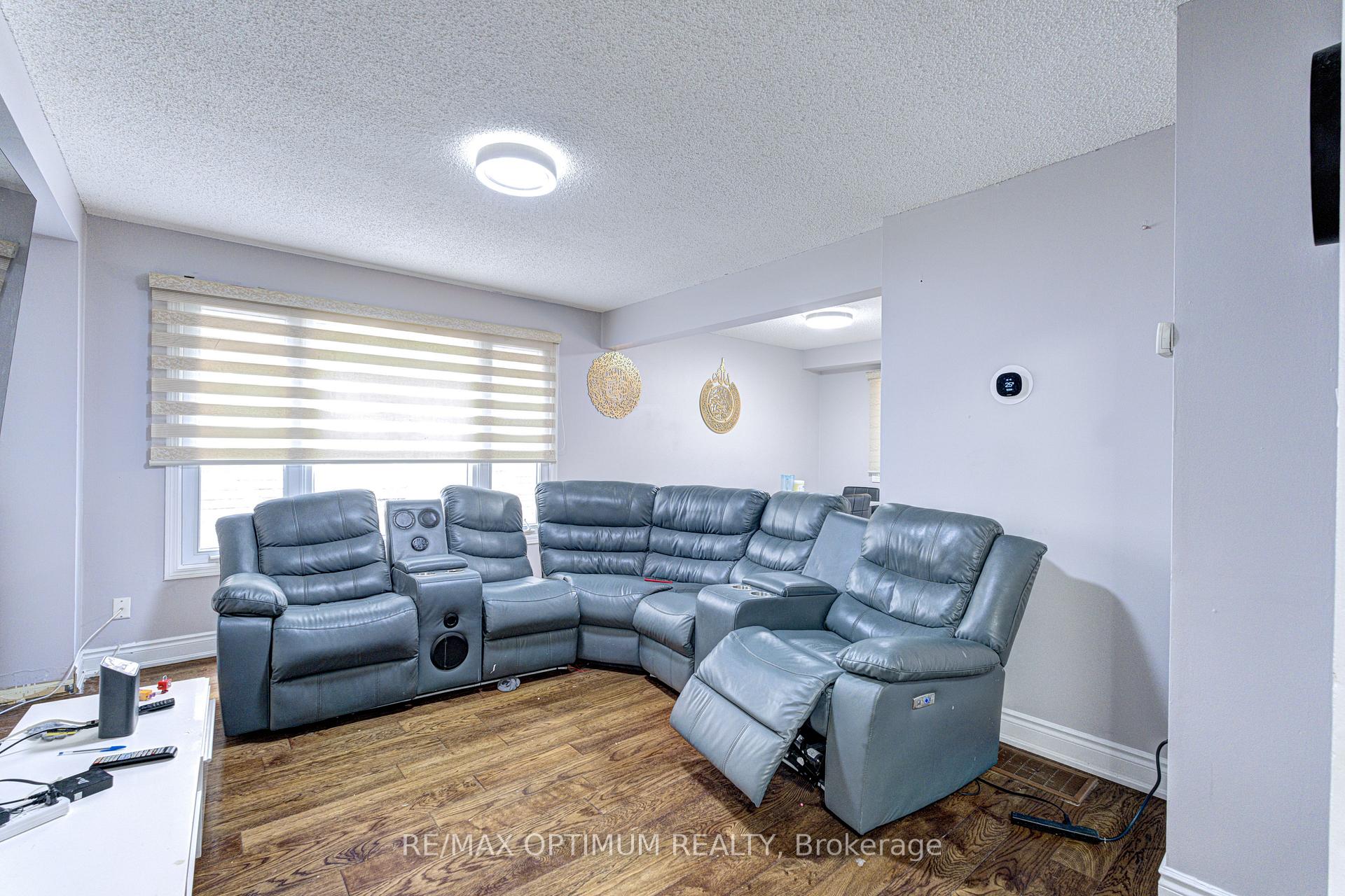 Photo 2 of 5 Roehampton Crescent, Brampton, Brampton South — HOMEH