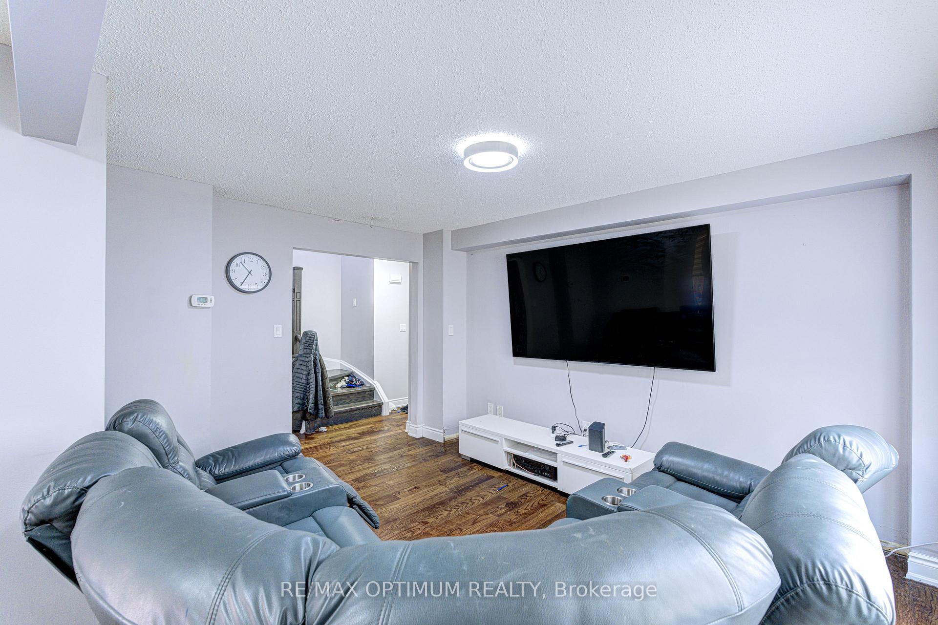 Photo 3 of 5 Roehampton Crescent, Brampton, Brampton South — HOMEH
