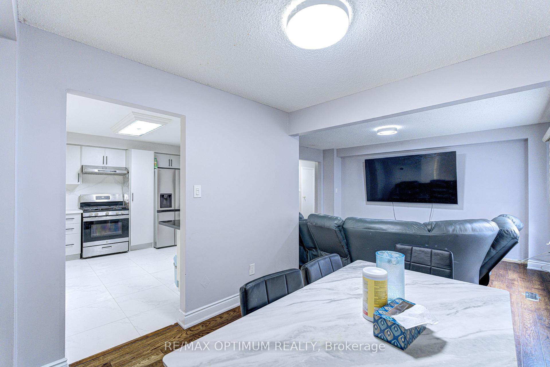 Photo 6 of 5 Roehampton Crescent, Brampton, Brampton South — HOMEH