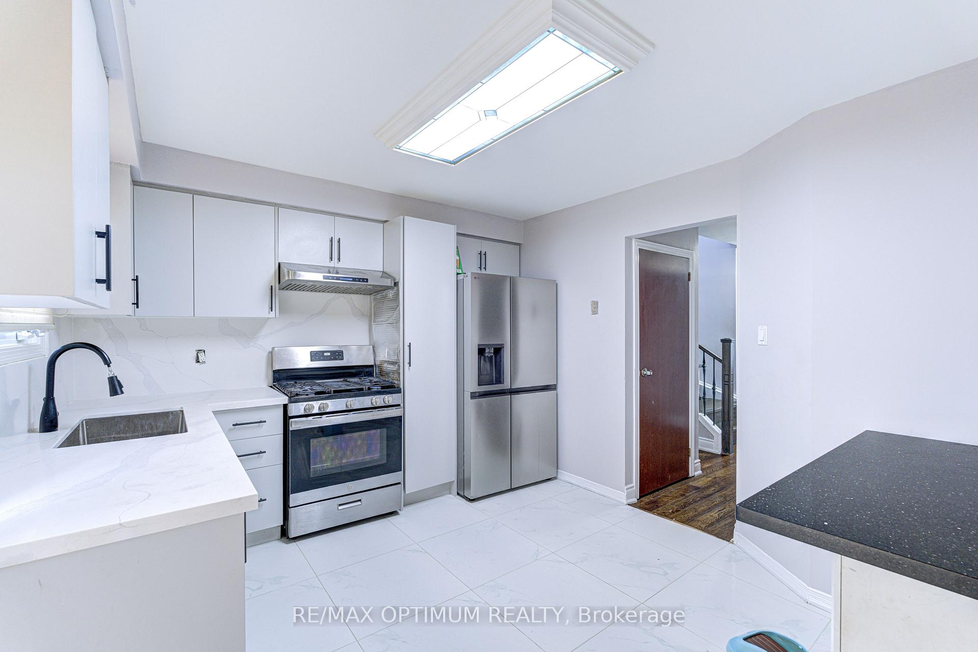 Photo 8 of 5 Roehampton Crescent, Brampton, Brampton South — HOMEH