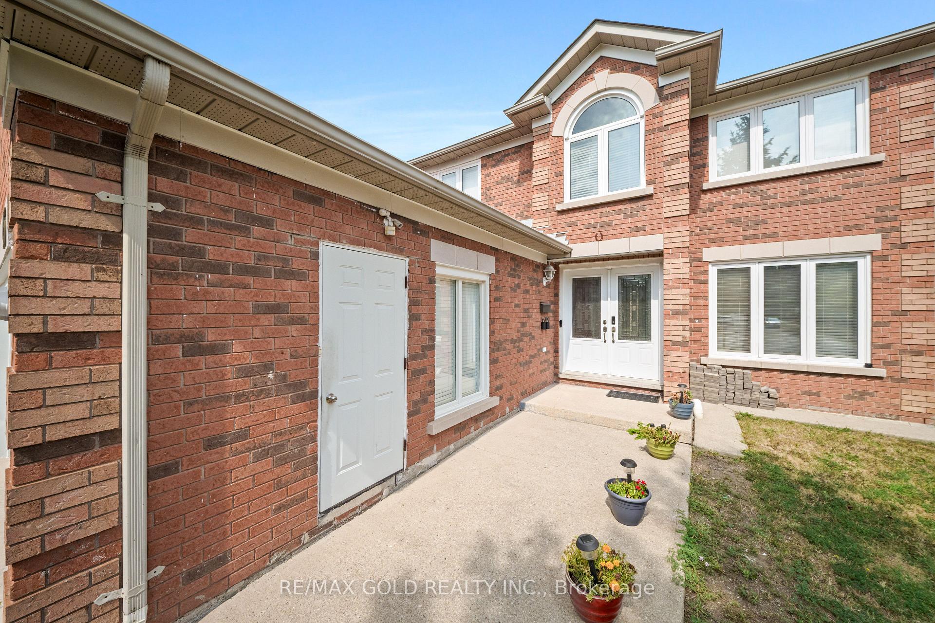 Photo 3 of 45 Eagleridge Drive, Brampton, Sandringham-Wellington — HOMEH