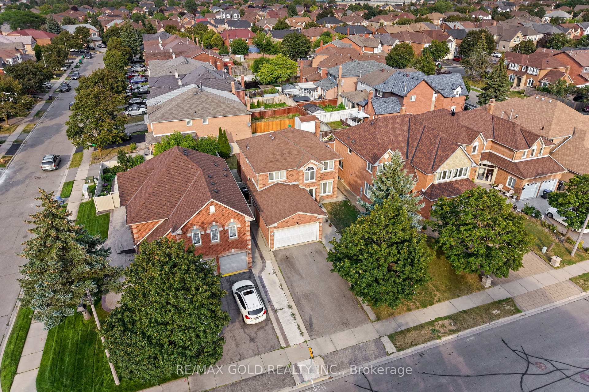 Photo 4 of 45 Eagleridge Drive, Brampton, Sandringham-Wellington — HOMEH