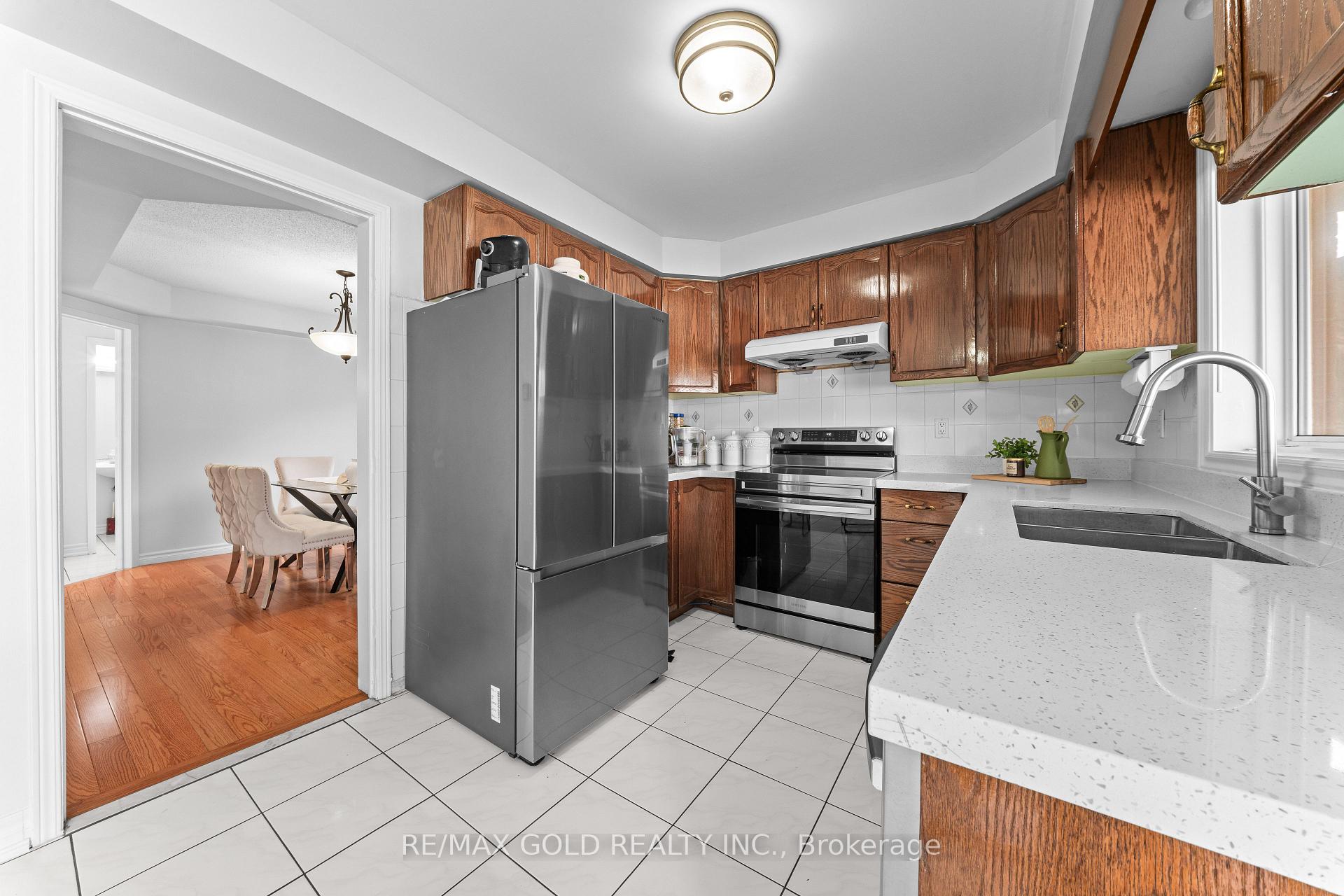 Photo 12 of 45 Eagleridge Drive, Brampton, Sandringham-Wellington — HOMEH