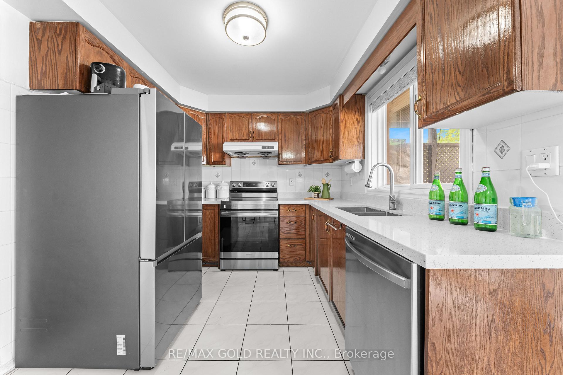 Photo 13 of 45 Eagleridge Drive, Brampton, Sandringham-Wellington — HOMEH