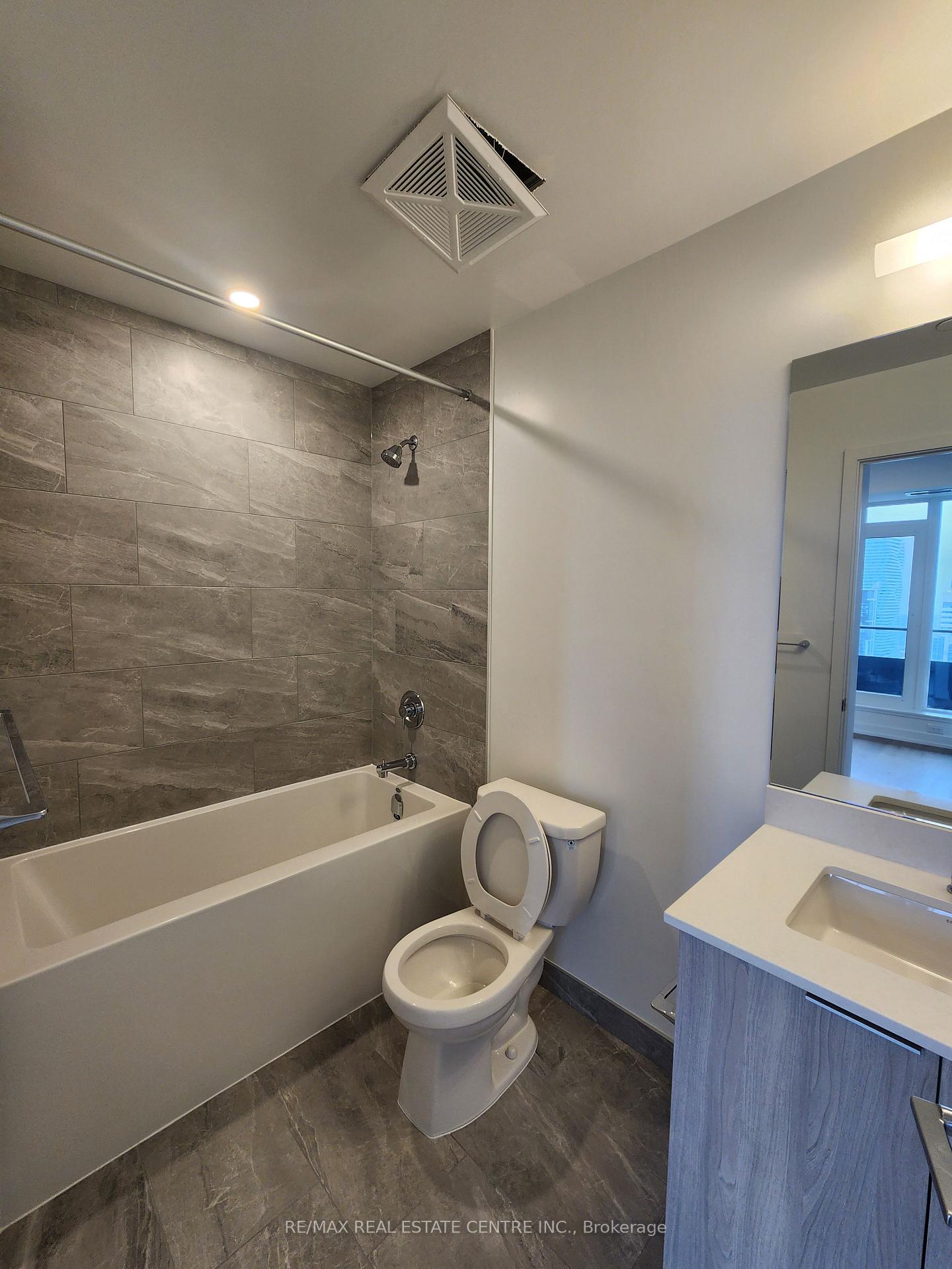 Photo 10 of Unit 4305, 395 Square One Drive, Mississauga, City Centre — HOMEH