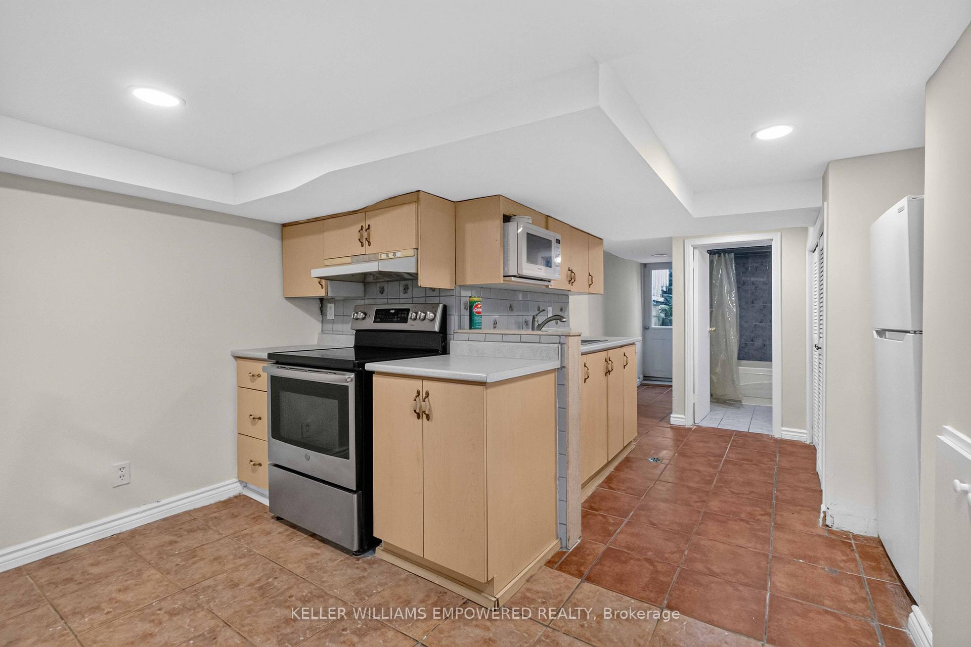 Photo 6 of Unit Basement, 112 Wallace Avenue, Toronto, Dovercourt-Wallace Emerson-Junction — HOMEH