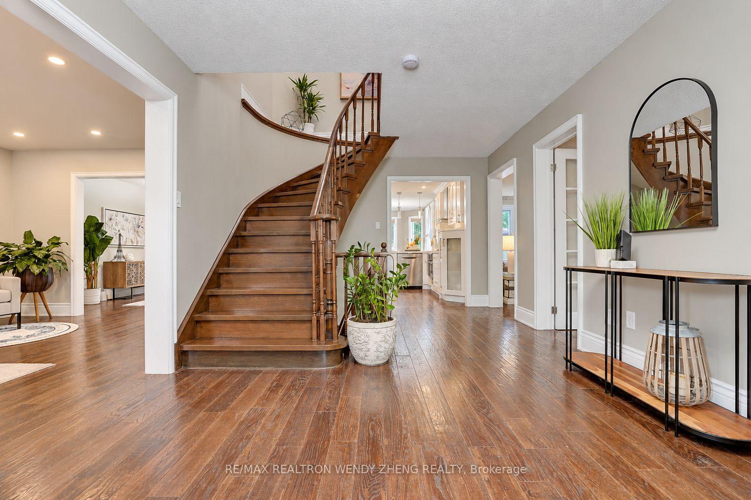 Photo 4 of 22 West Side Drive, Markham, Markville — HOMEH