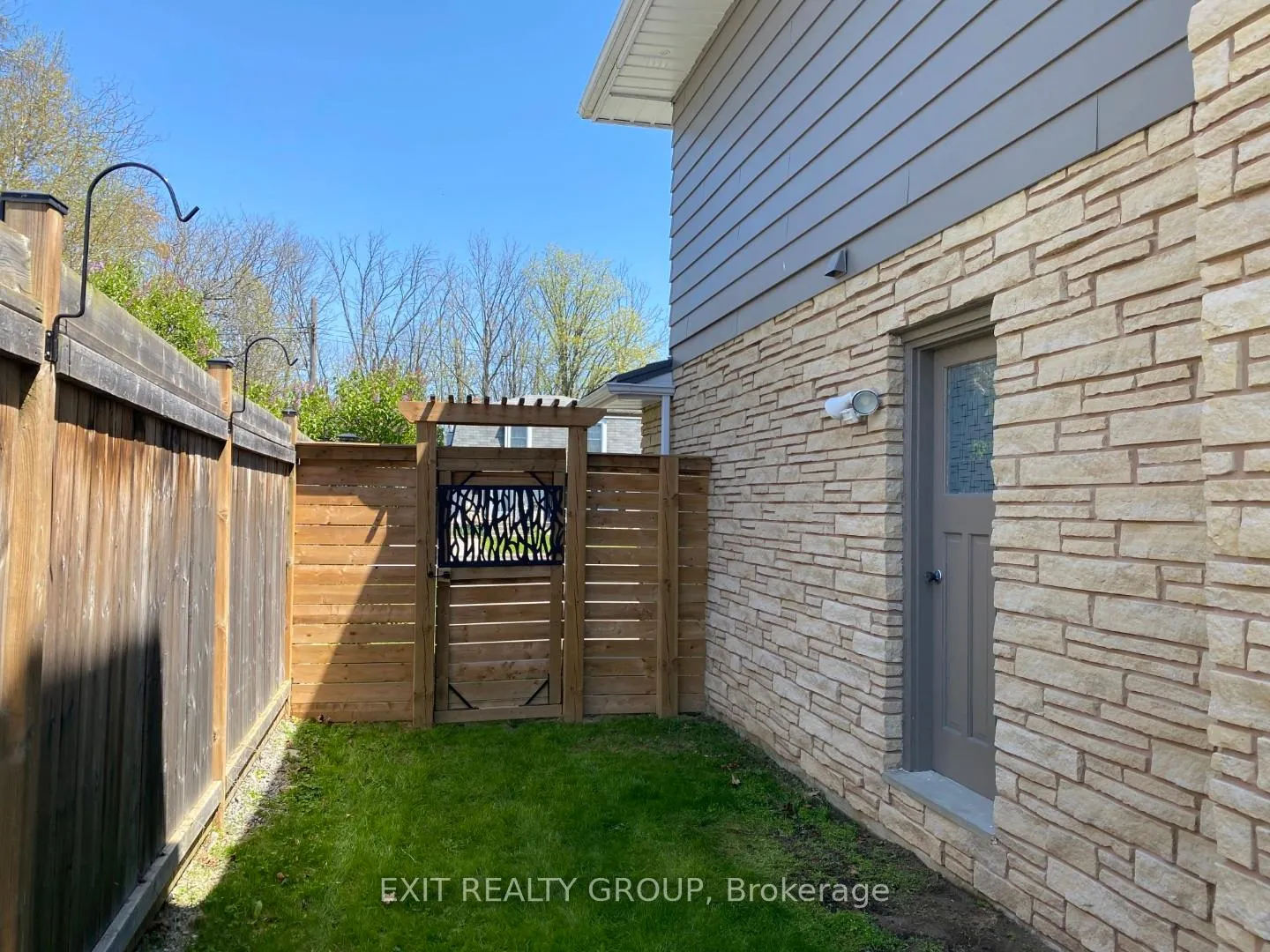 Photo 10 of 22 Joyce Crescent, Belleville, Belleville Ward — HOMEH