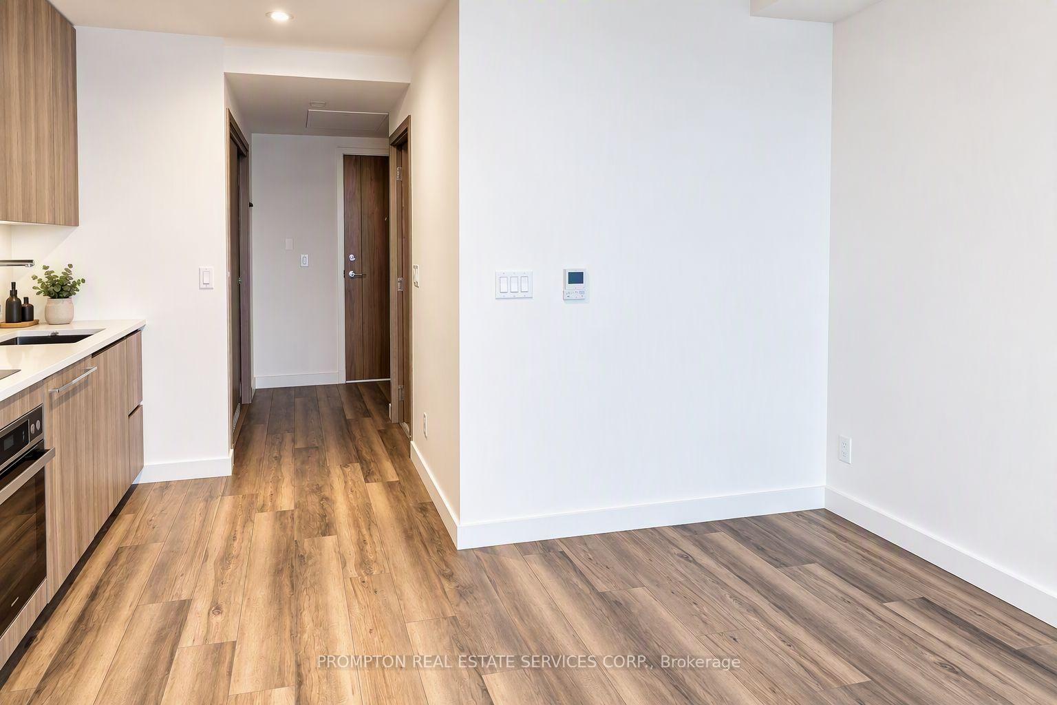 Photo 5 of Unit 911, 25 Mcmahon Drive, North York, Bayview Village — HOMEH
