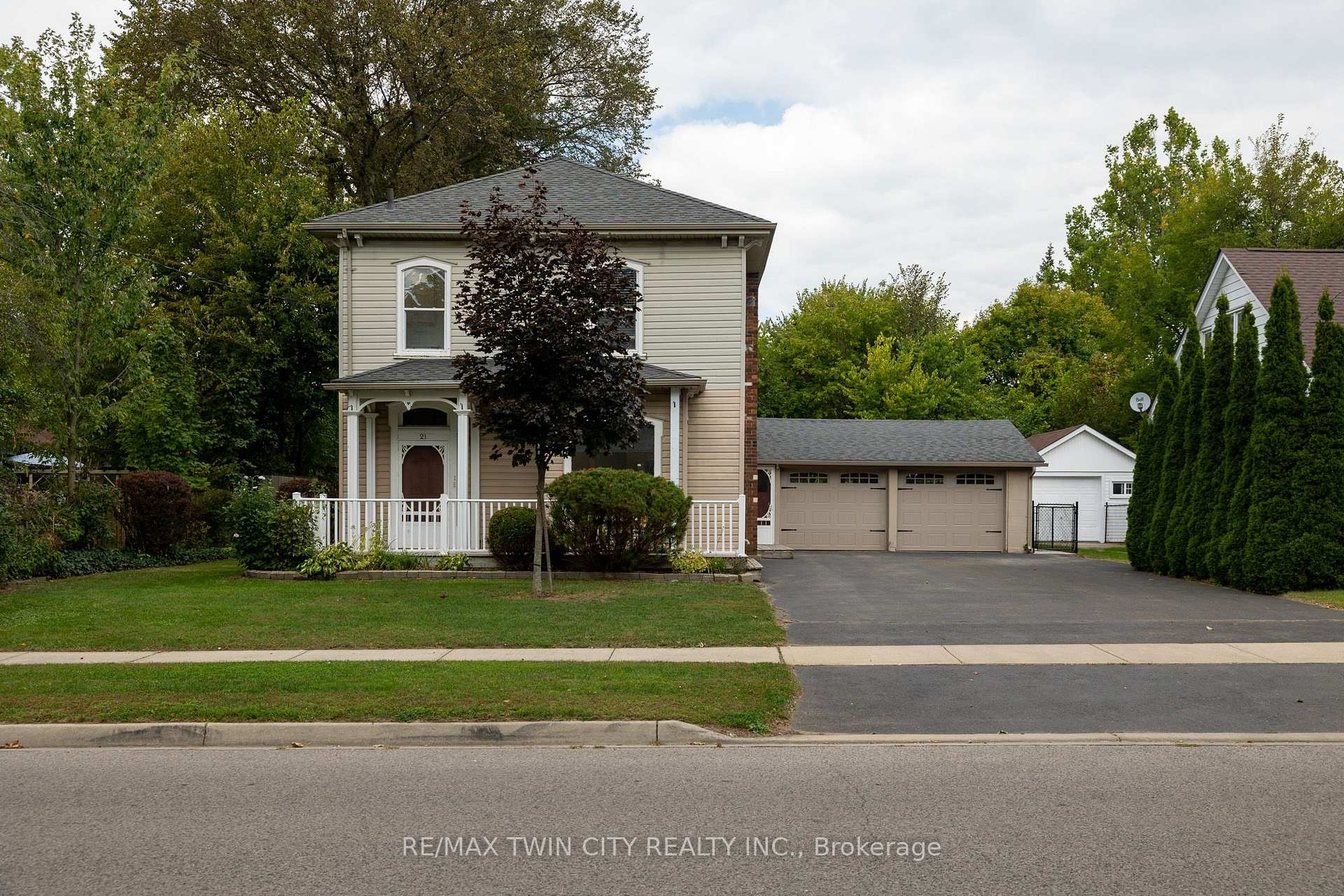 Photo 2 of 21 Mccall Street, Norfolk, Simcoe — HOMEH