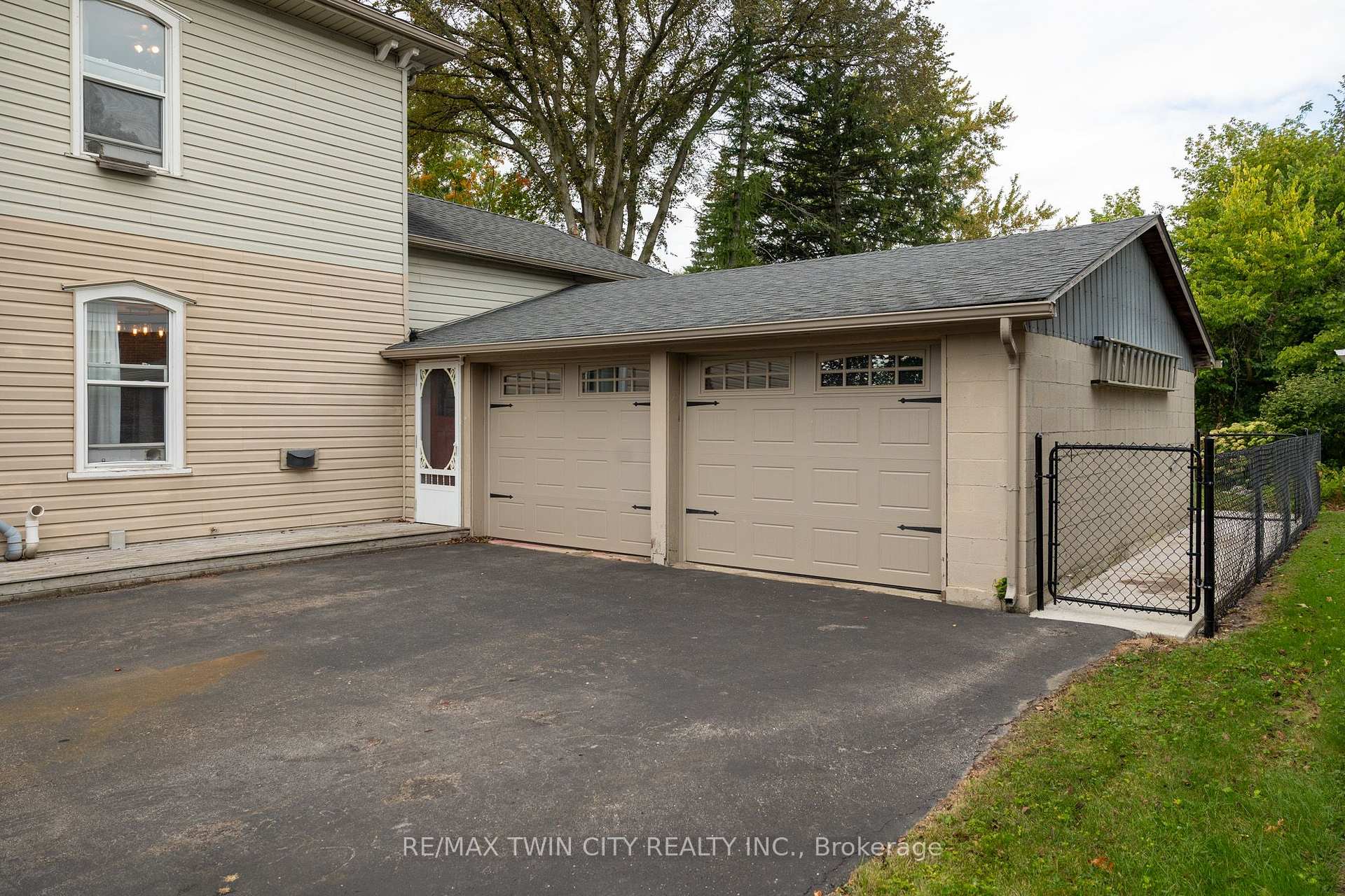 Photo 4 of 21 Mccall Street, Norfolk, Simcoe — HOMEH