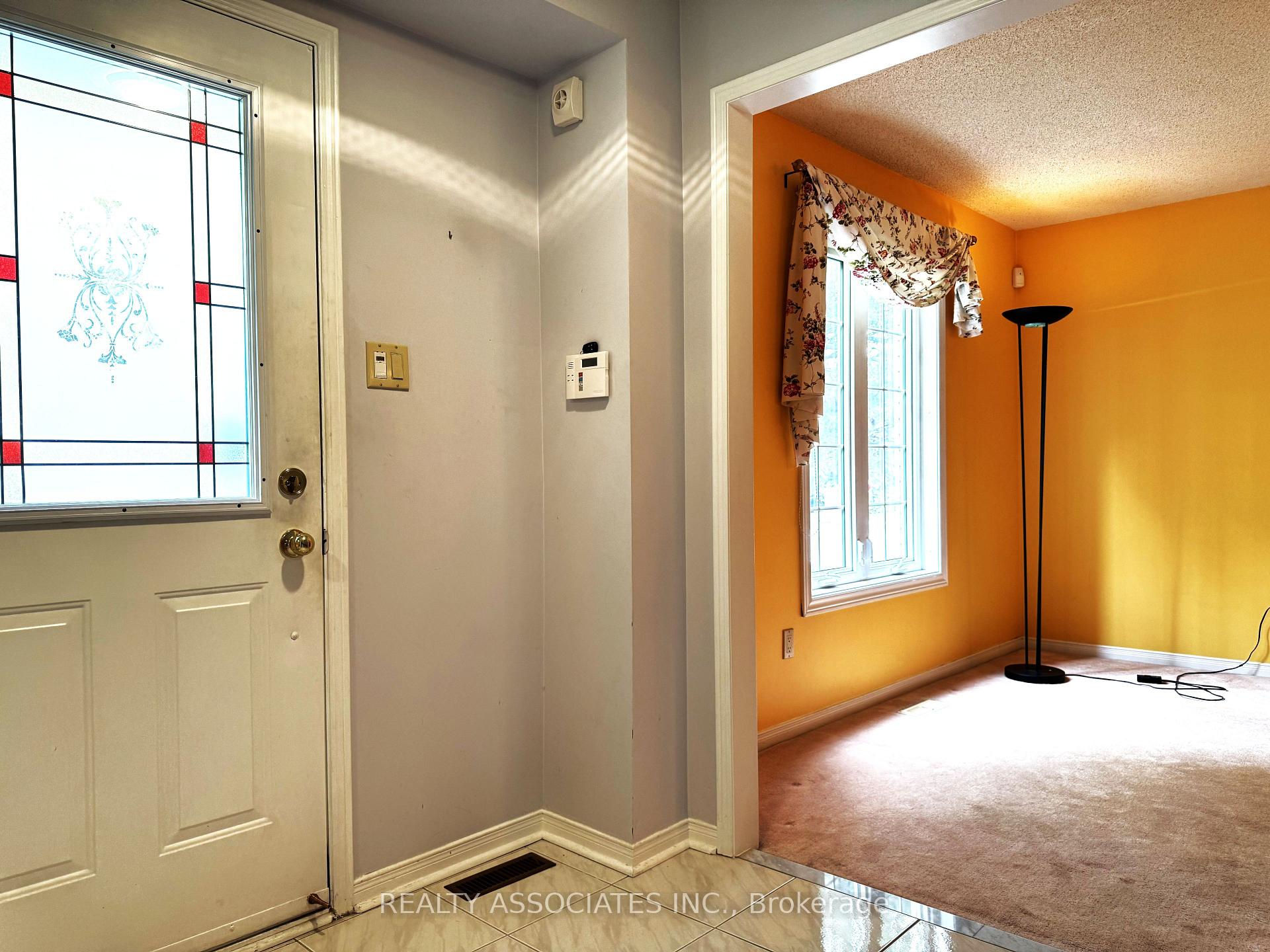 Photo 2 of 5577 Haddon Hall Road, Mississauga, Central Erin Mills — HOMEH