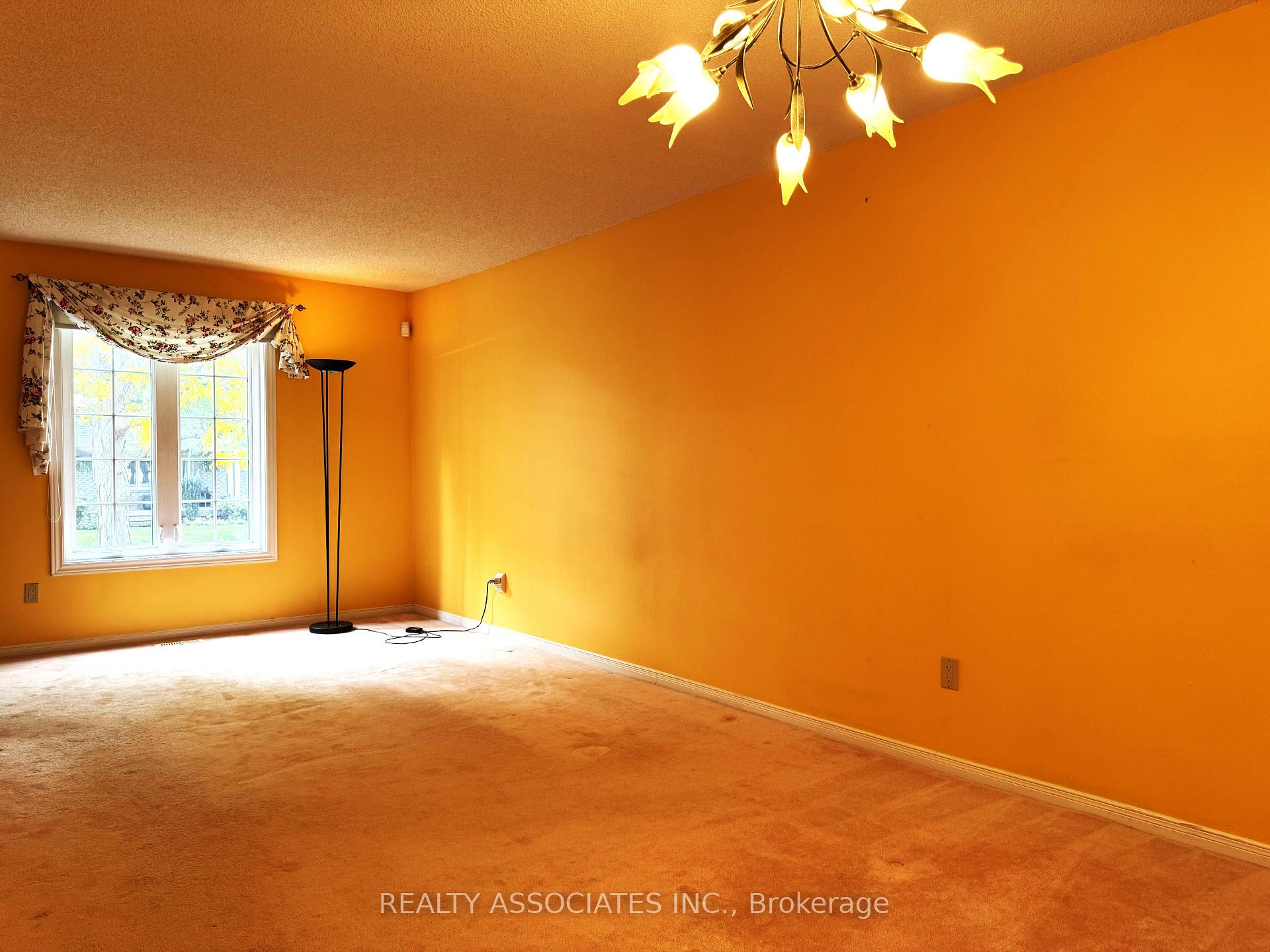 Photo 8 of 5577 Haddon Hall Road, Mississauga, Central Erin Mills — HOMEH