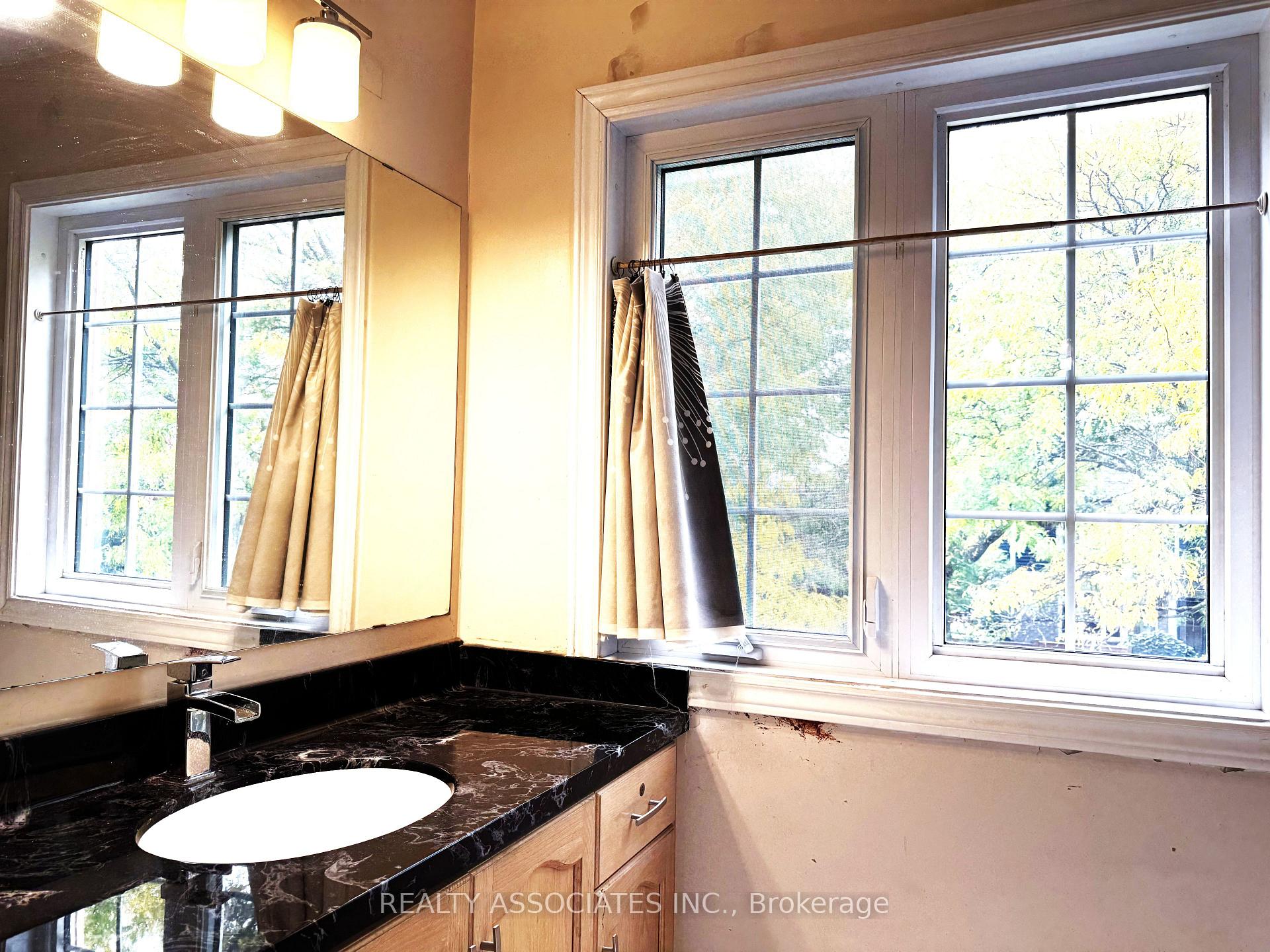 Photo 12 of 5577 Haddon Hall Road, Mississauga, Central Erin Mills — HOMEH