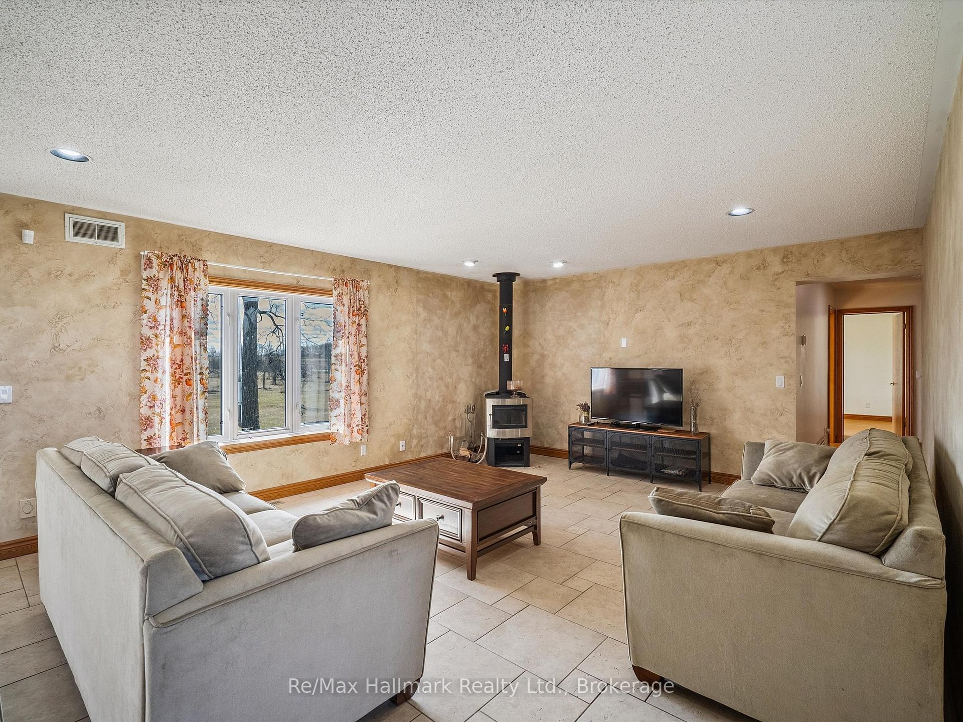Photo 16 of 232 Eighth Road E, Hamilton, Rural Stoney Creek — HOMEH