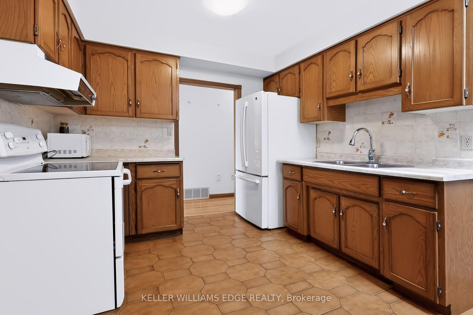 Photo 13 of 261 Carla Avenue, Hamilton, Stoney Creek — HOMEH