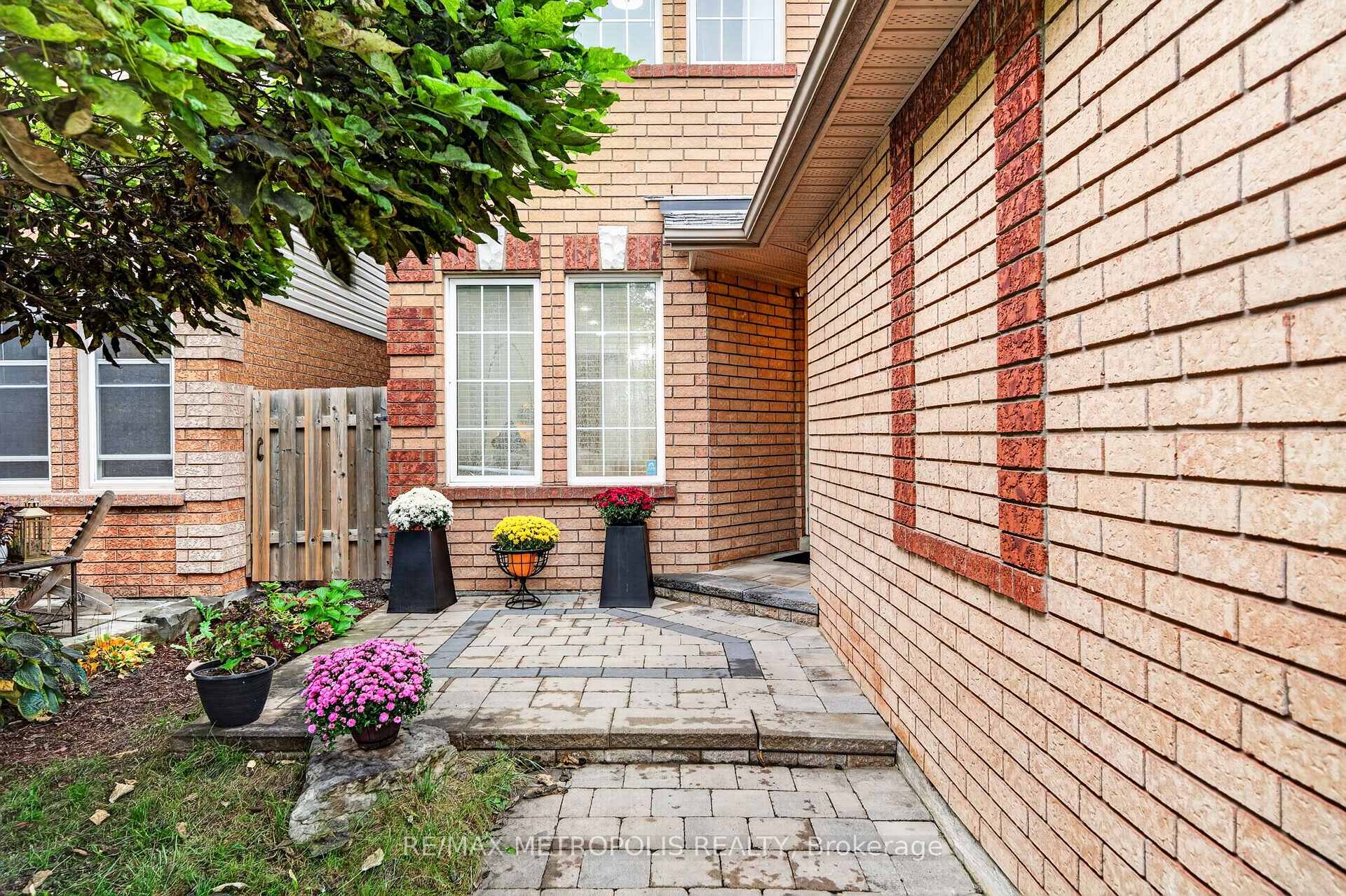 Photo 4 of 95 John Walter Crescent, Clarington, Courtice — HOMEH