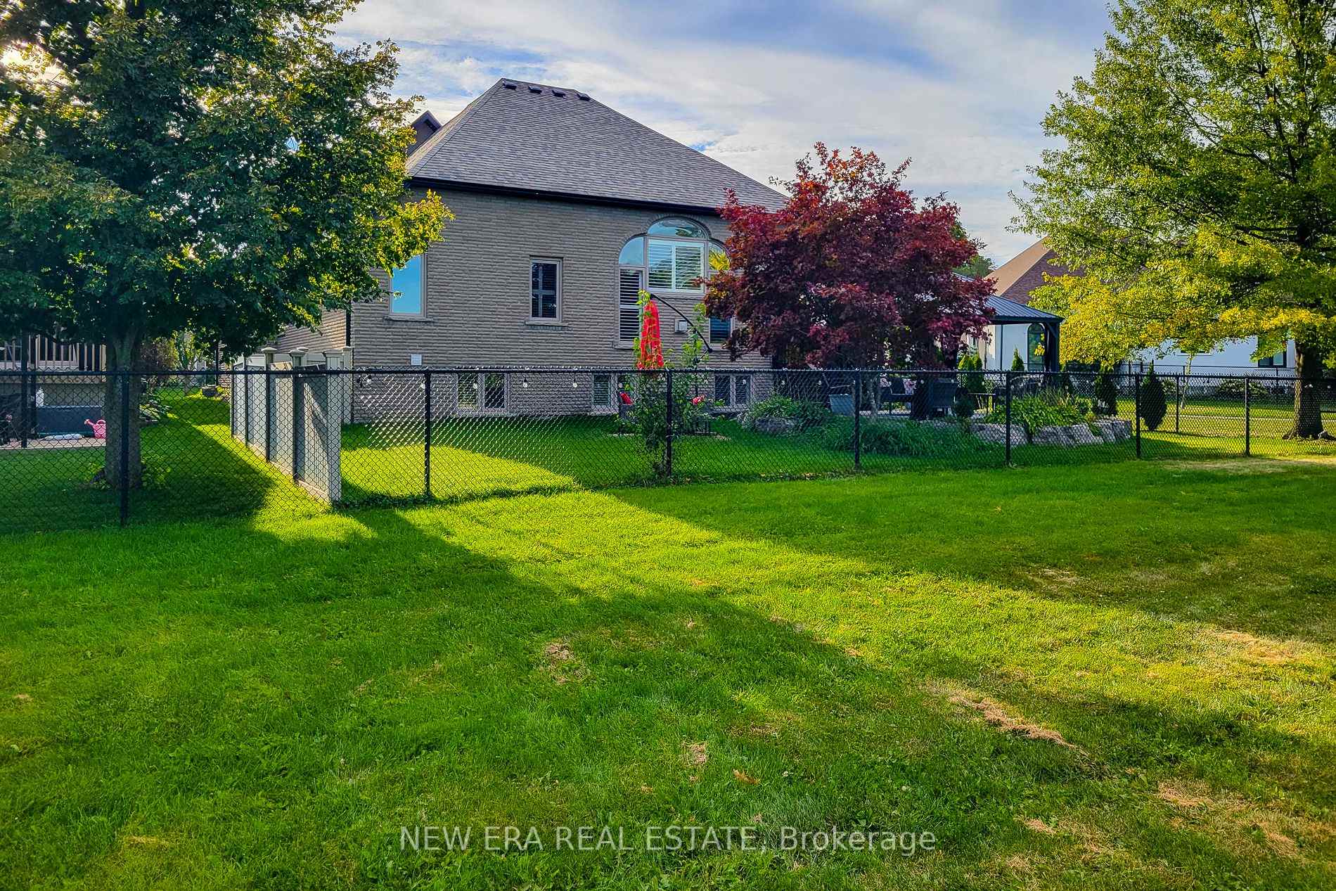 Photo 4 of 24 Carmichael Crescent, Brantford, Mayfair — HOMEH