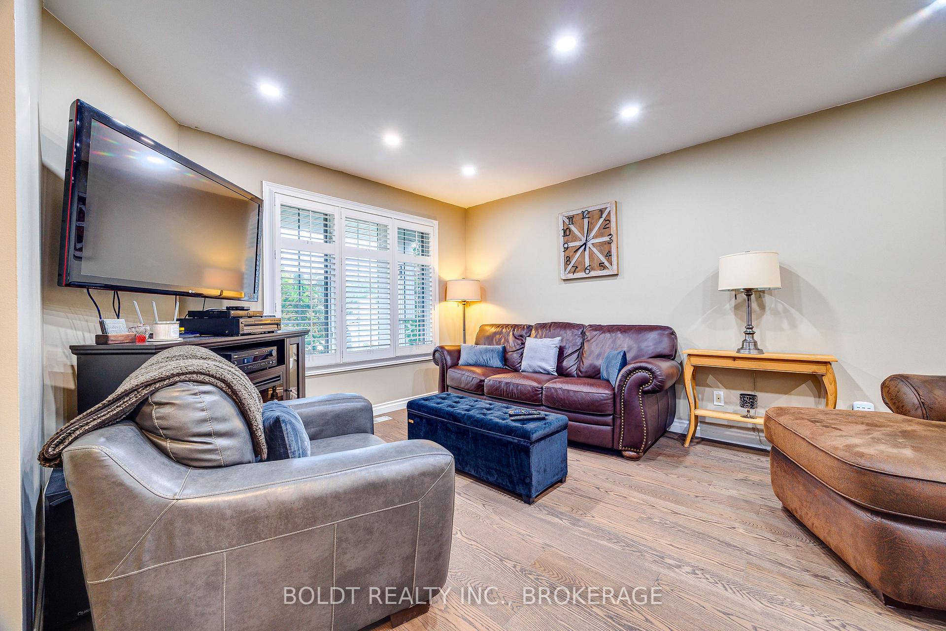 Photo 2 of 16 Westbury Drive, St. Catharines, Rykert/Vansickle — HOMEH