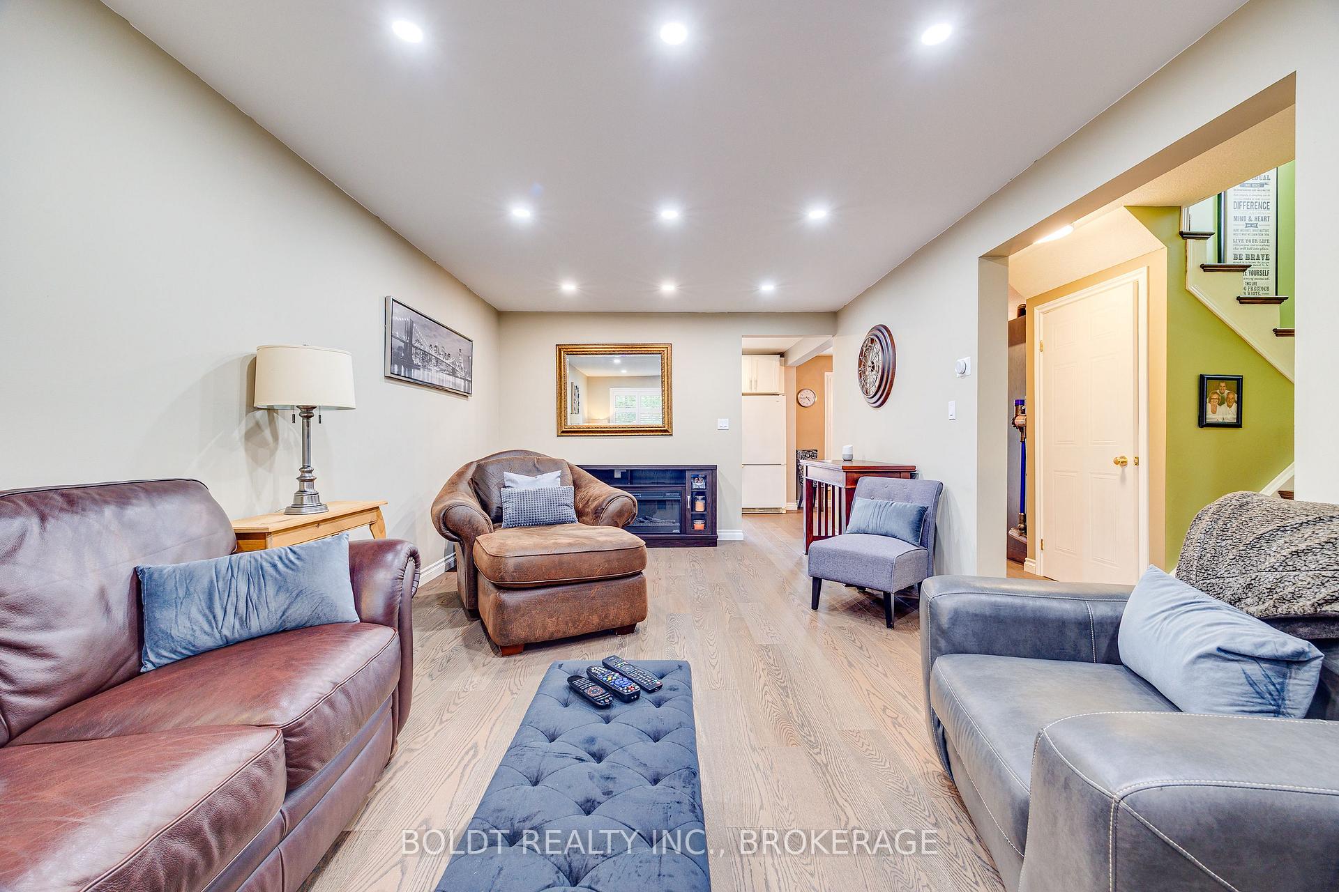 Photo 4 of 16 Westbury Drive, St. Catharines, Rykert/Vansickle — HOMEH