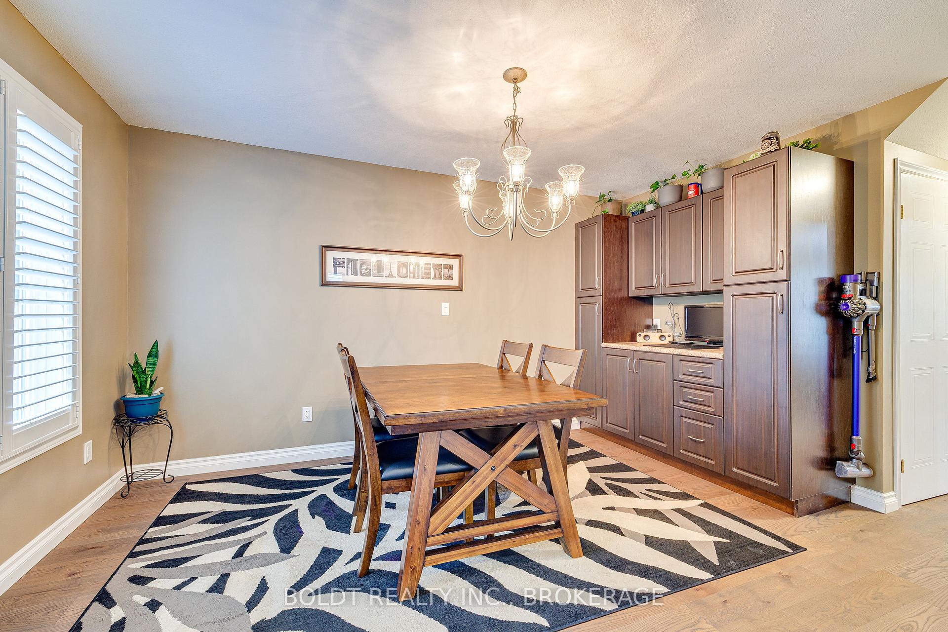 Photo 6 of 16 Westbury Drive, St. Catharines, Rykert/Vansickle — HOMEH