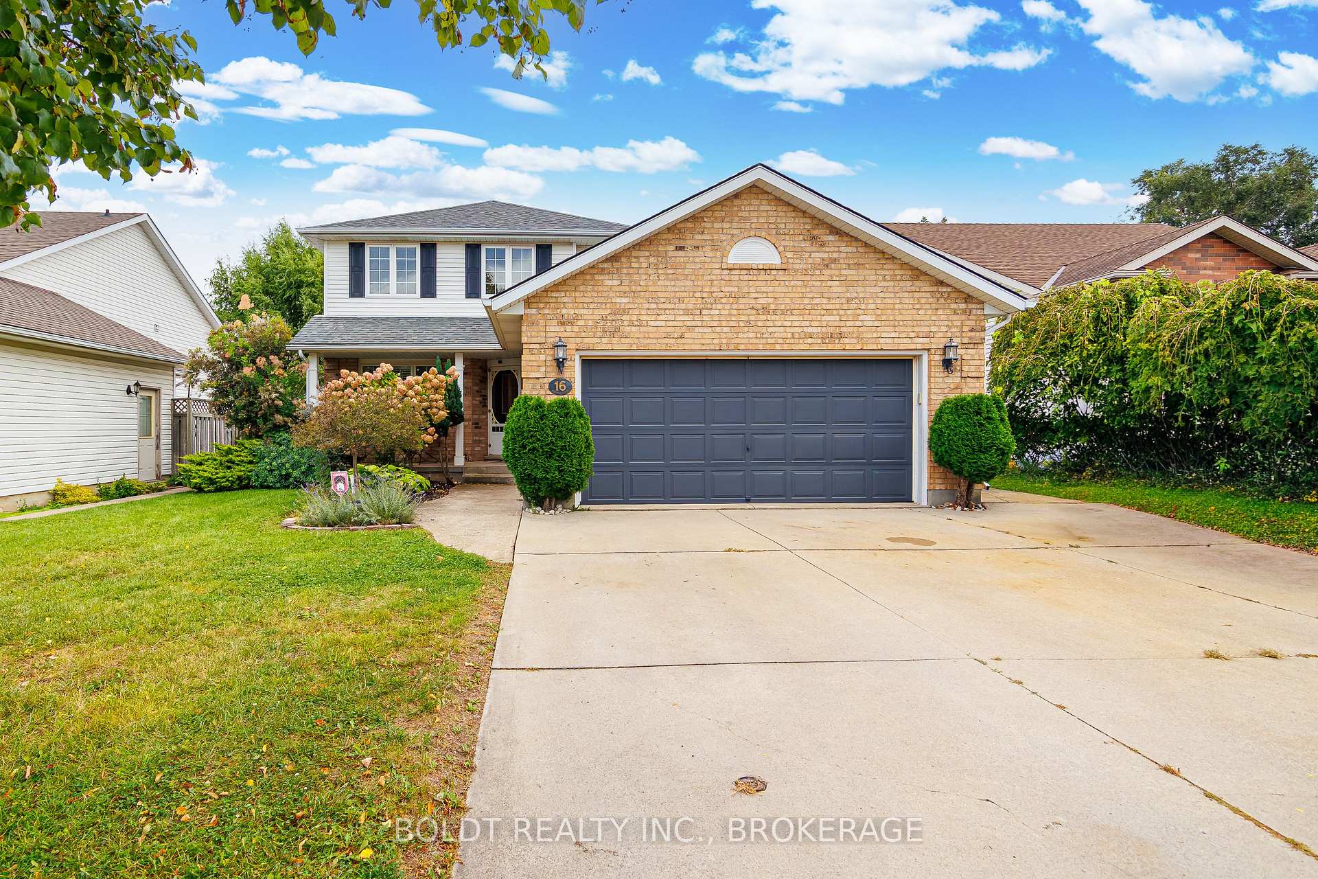 Photo 3 of 16 Westbury Drive, St. Catharines, Rykert/Vansickle — HOMEH