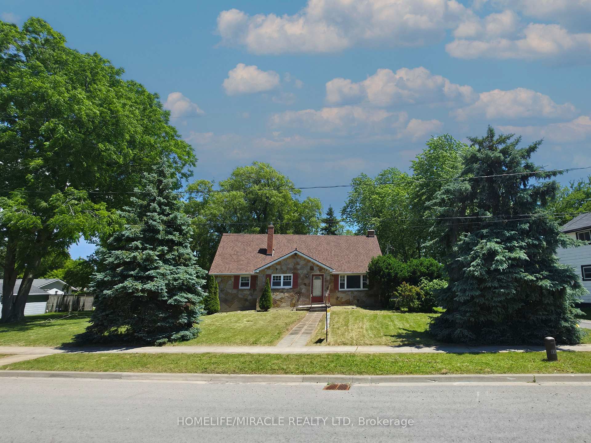 Photo 3 of 17 Goderich Street, Fort Erie, Central — HOMEH