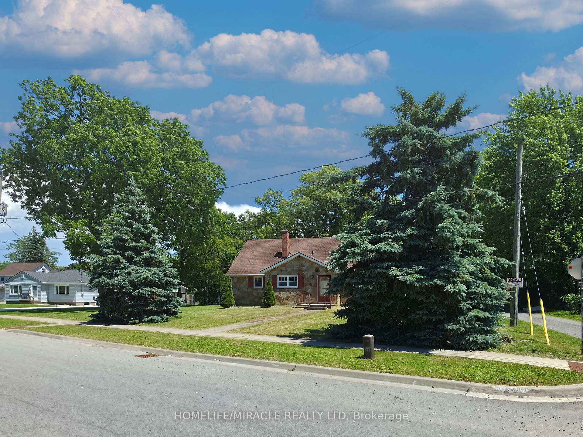Photo 4 of 17 Goderich Street, Fort Erie, Central — HOMEH