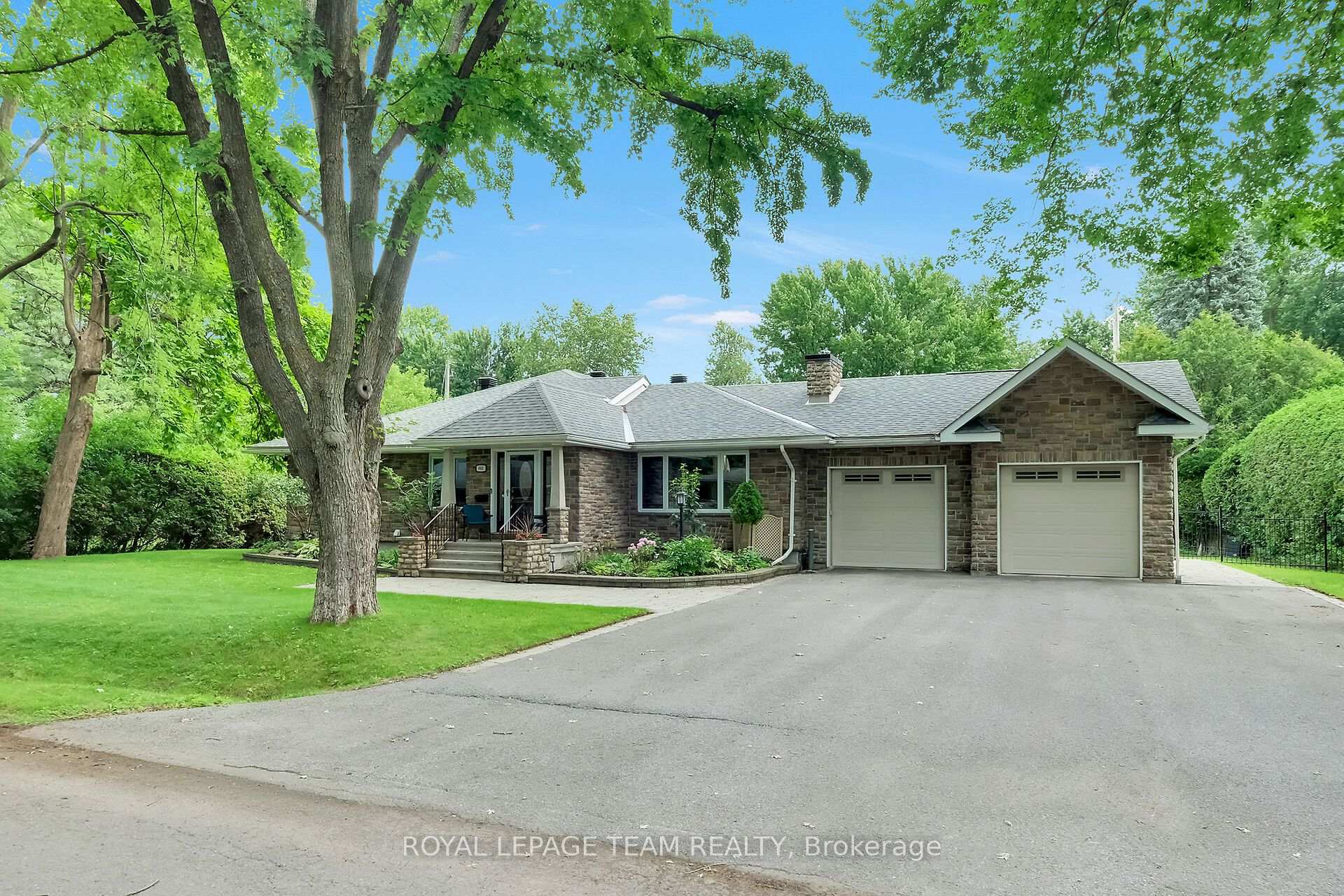 Photo 2 of 861 Dunlevie Avenue, Ottawa, McKellar Heights/Glabar Park — HOMEH