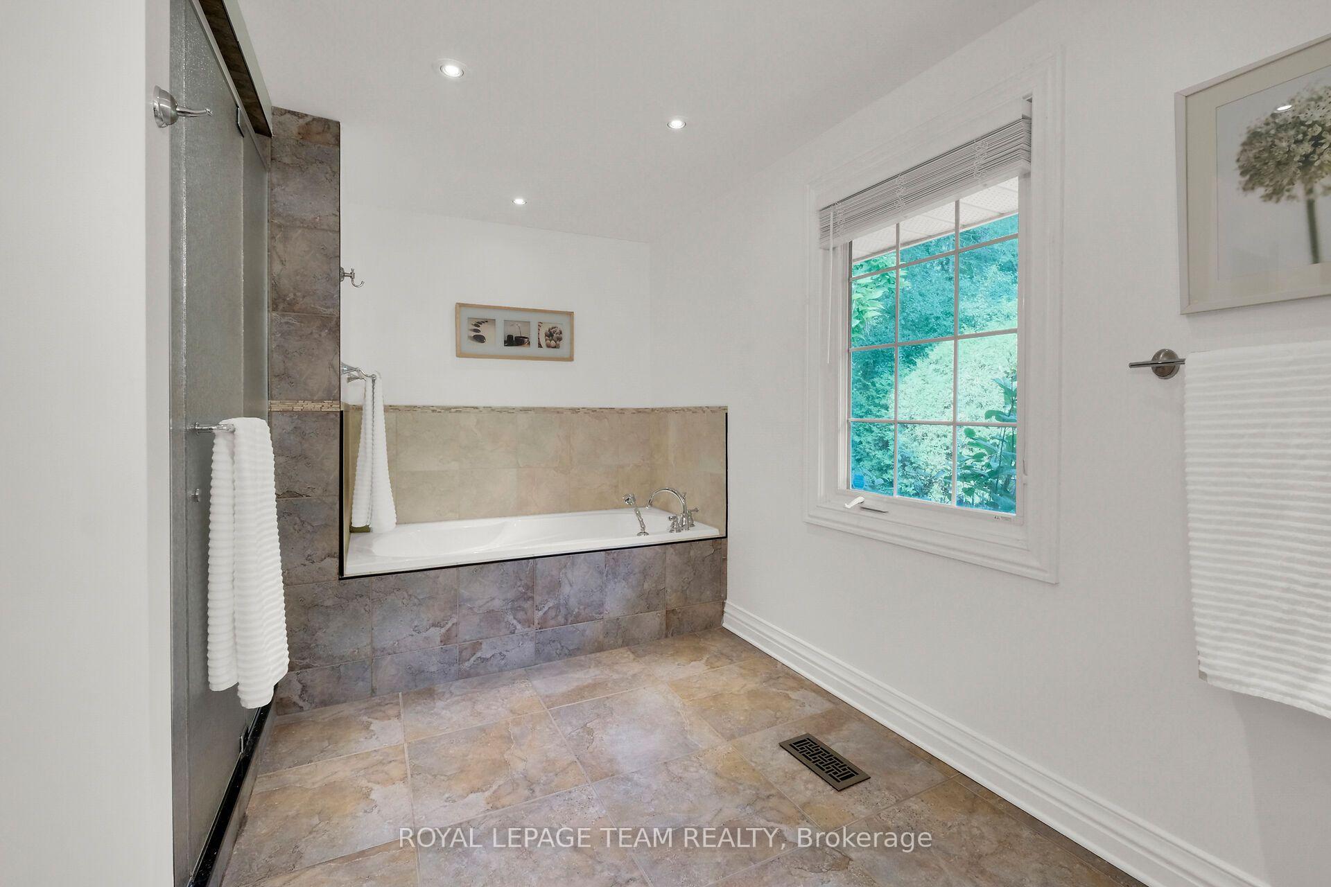 Photo 20 of 861 Dunlevie Avenue, Ottawa, McKellar Heights/Glabar Park — HOMEH