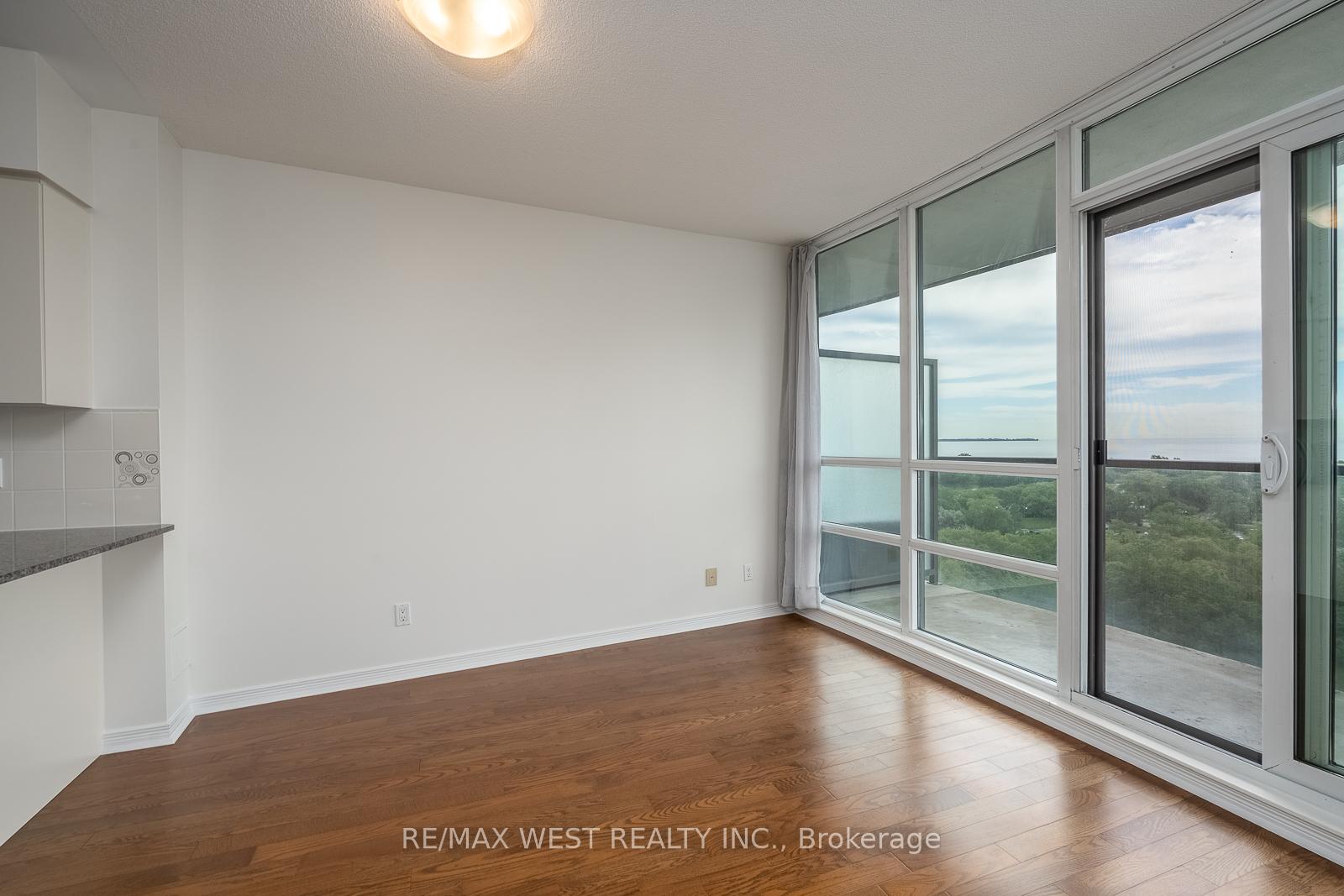 Photo 8 of Unit 908, 2240 Lake Shore Boulevard W, Etobicoke, Mimico — HOMEH