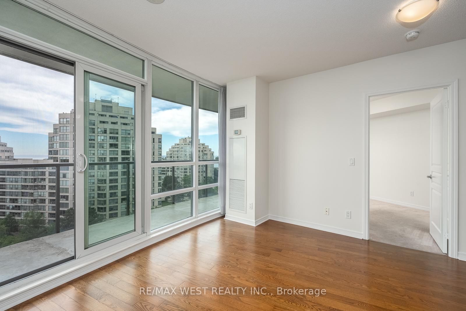 Photo 12 of Unit 908, 2240 Lake Shore Boulevard W, Etobicoke, Mimico — HOMEH