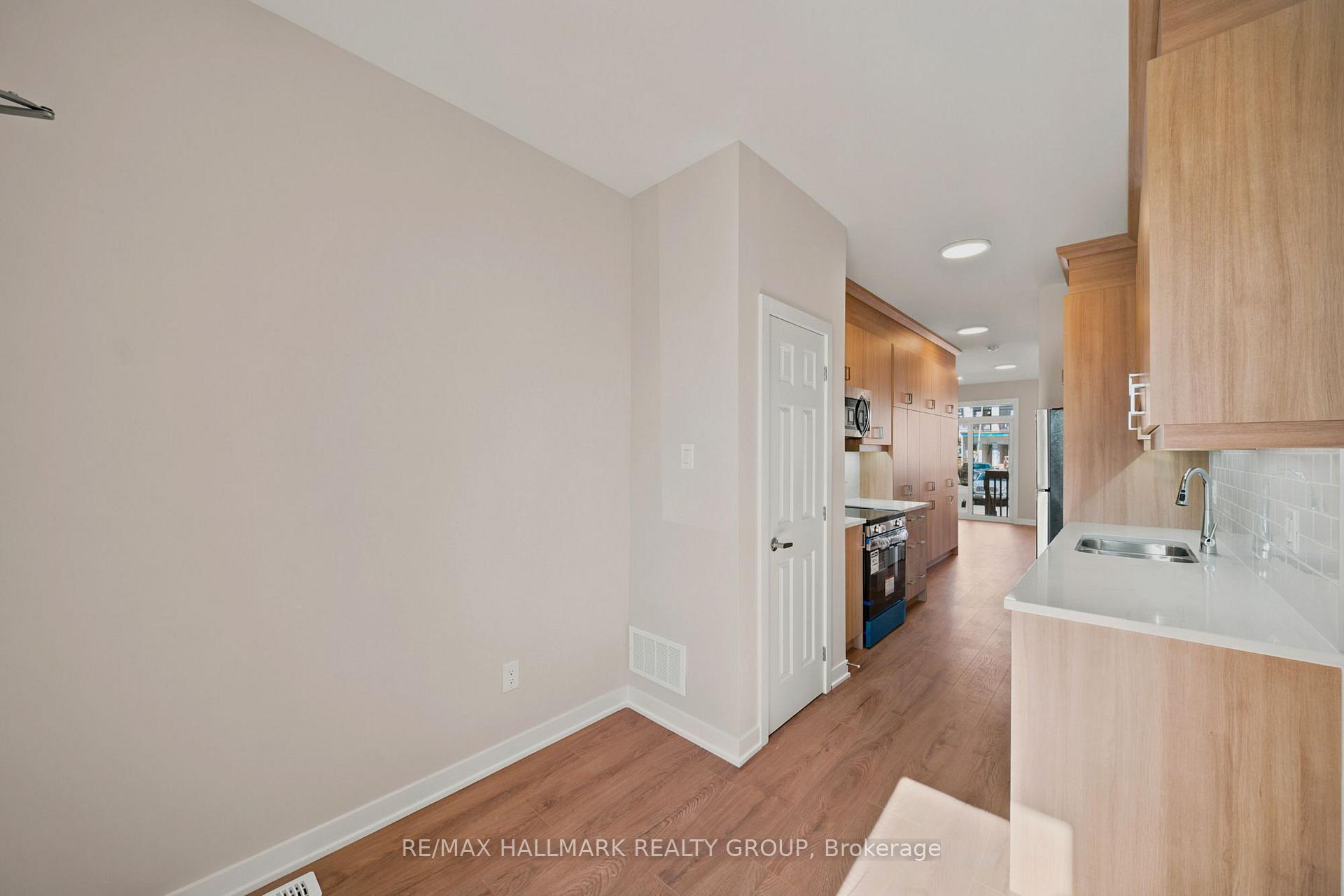 Photo 6 of Unit D, 142 Conservancy Drive, Ottawa, Barrhaven - Heritage Park — HOMEH