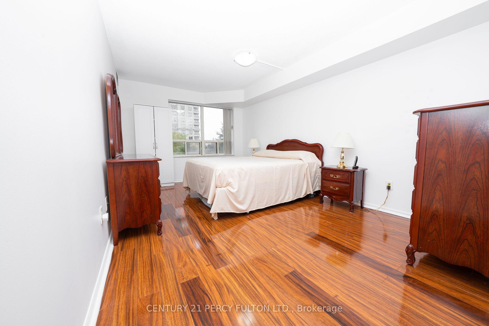 Photo 5 of Unit 508, 325 Webb Drive, Mississauga, City Centre — HOMEH