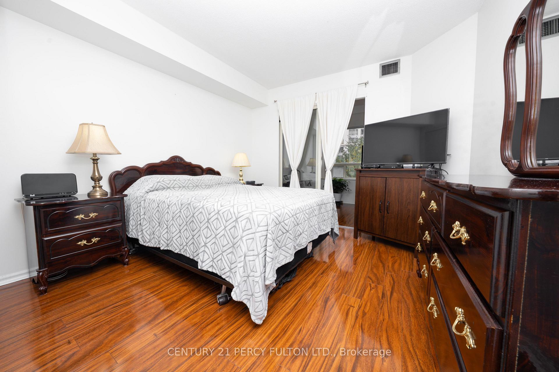 Photo 8 of Unit 508, 325 Webb Drive, Mississauga, City Centre — HOMEH